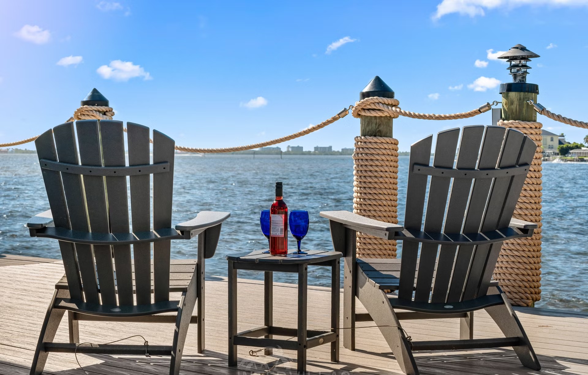 Infinity-Salzwasserpool mit Spa und Blick aufs Wasser.