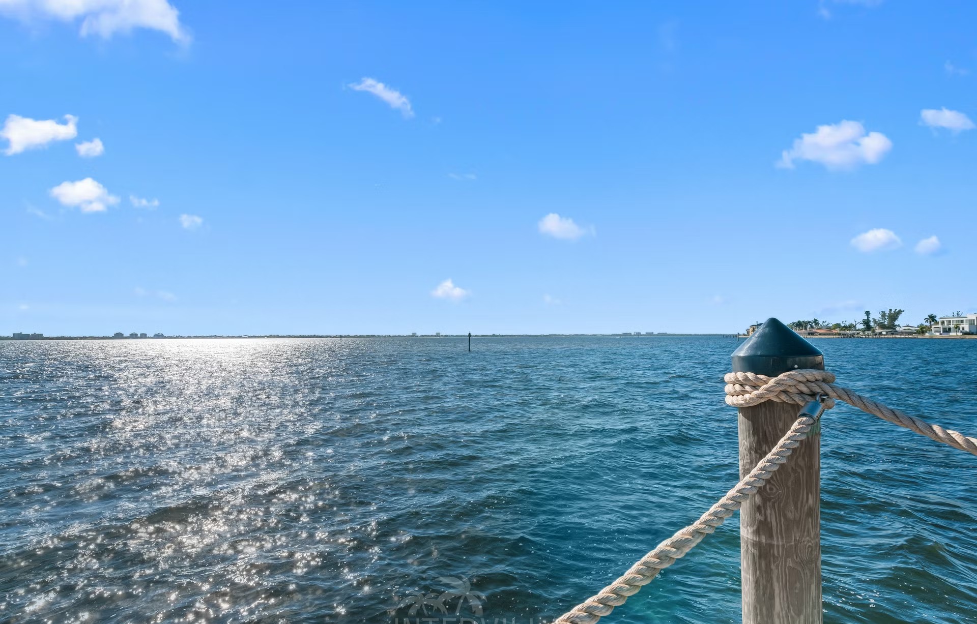 Infinity-Salzwasserpool mit Spa und Blick aufs Wasser.