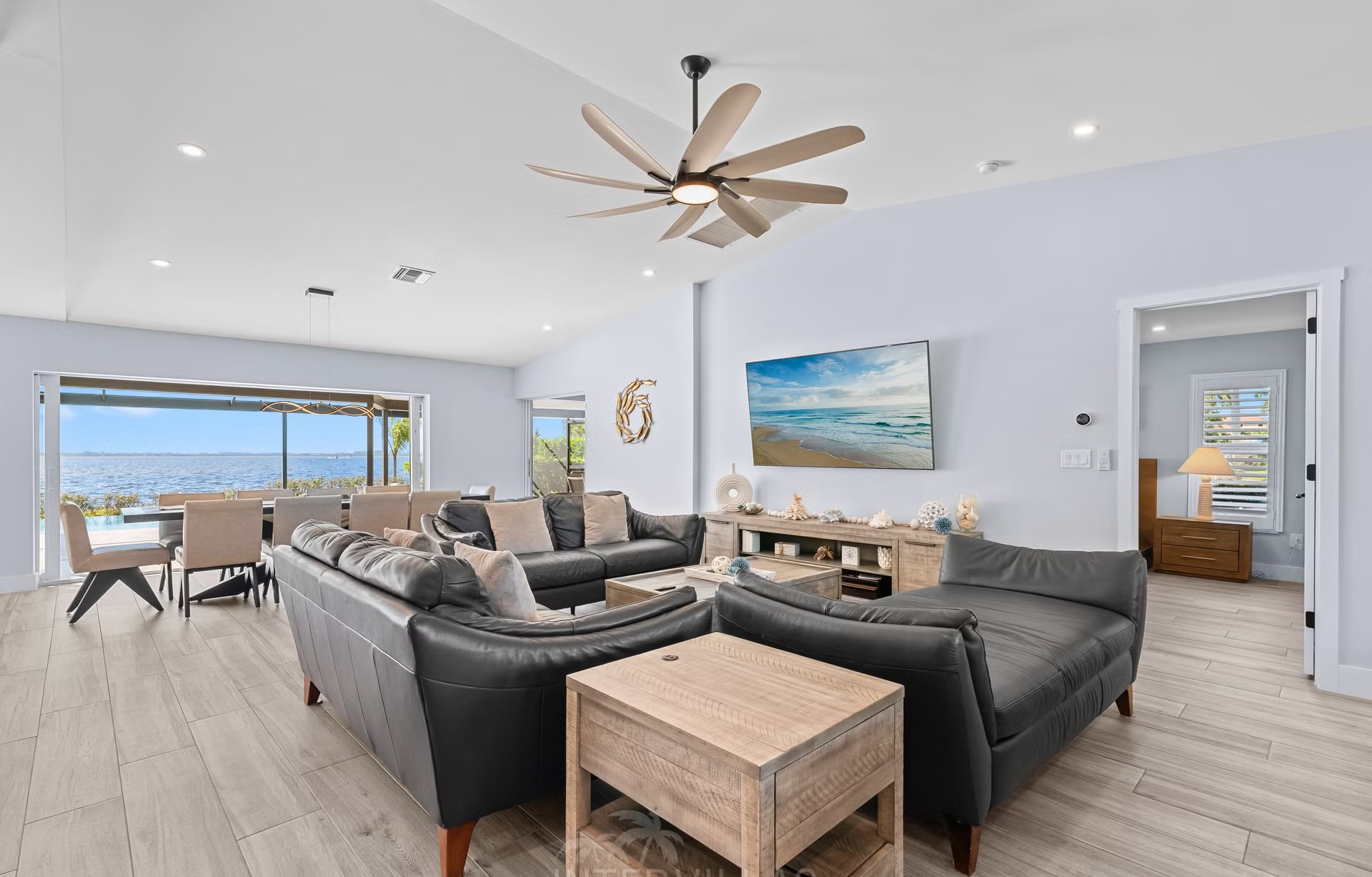 Infinity-Salzwasserpool mit Spa und Blick aufs Wasser.