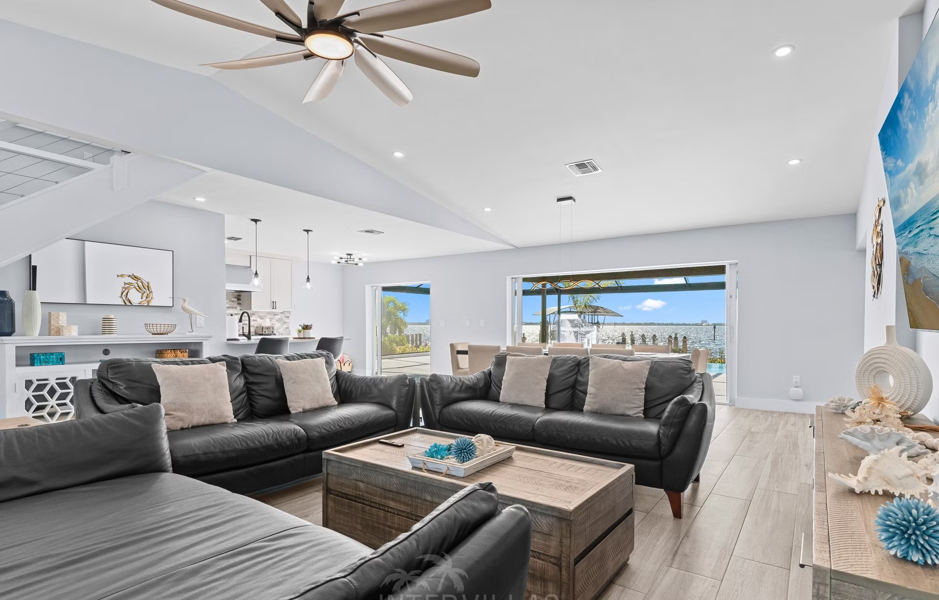 Infinity-Salzwasserpool mit Spa und Blick aufs Wasser.