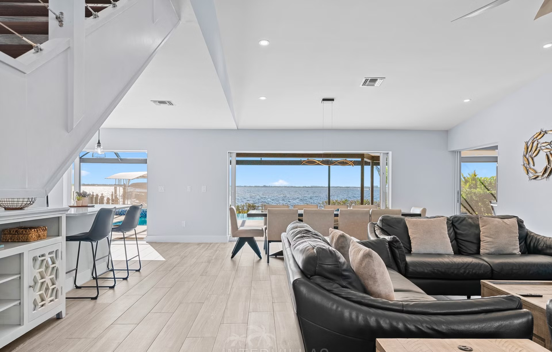 Moderne Waterfront-Villa mit Infinity-Pool, Spa und Bootsdock am Fluss.