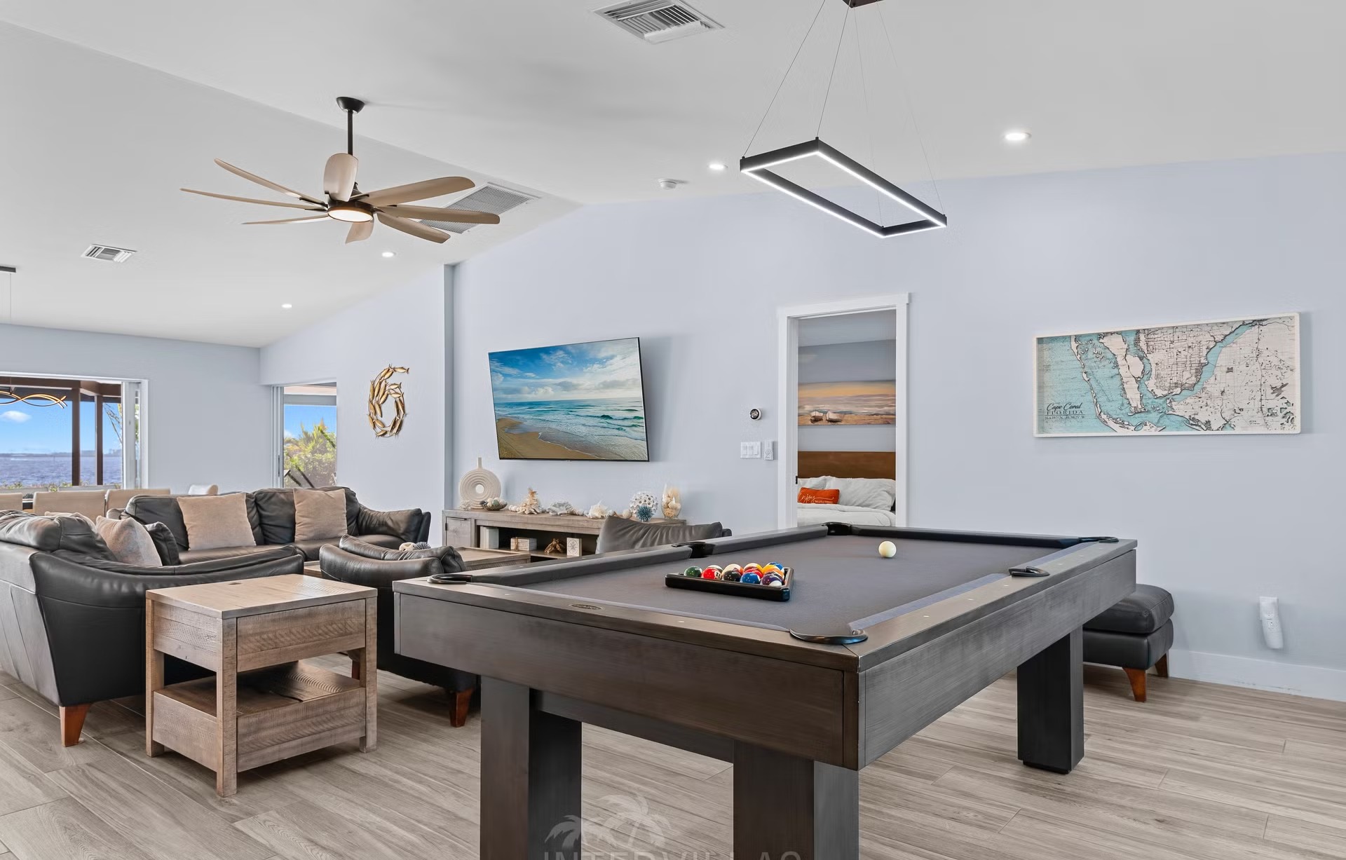 Infinity-Salzwasserpool mit Spa und Blick aufs Wasser.