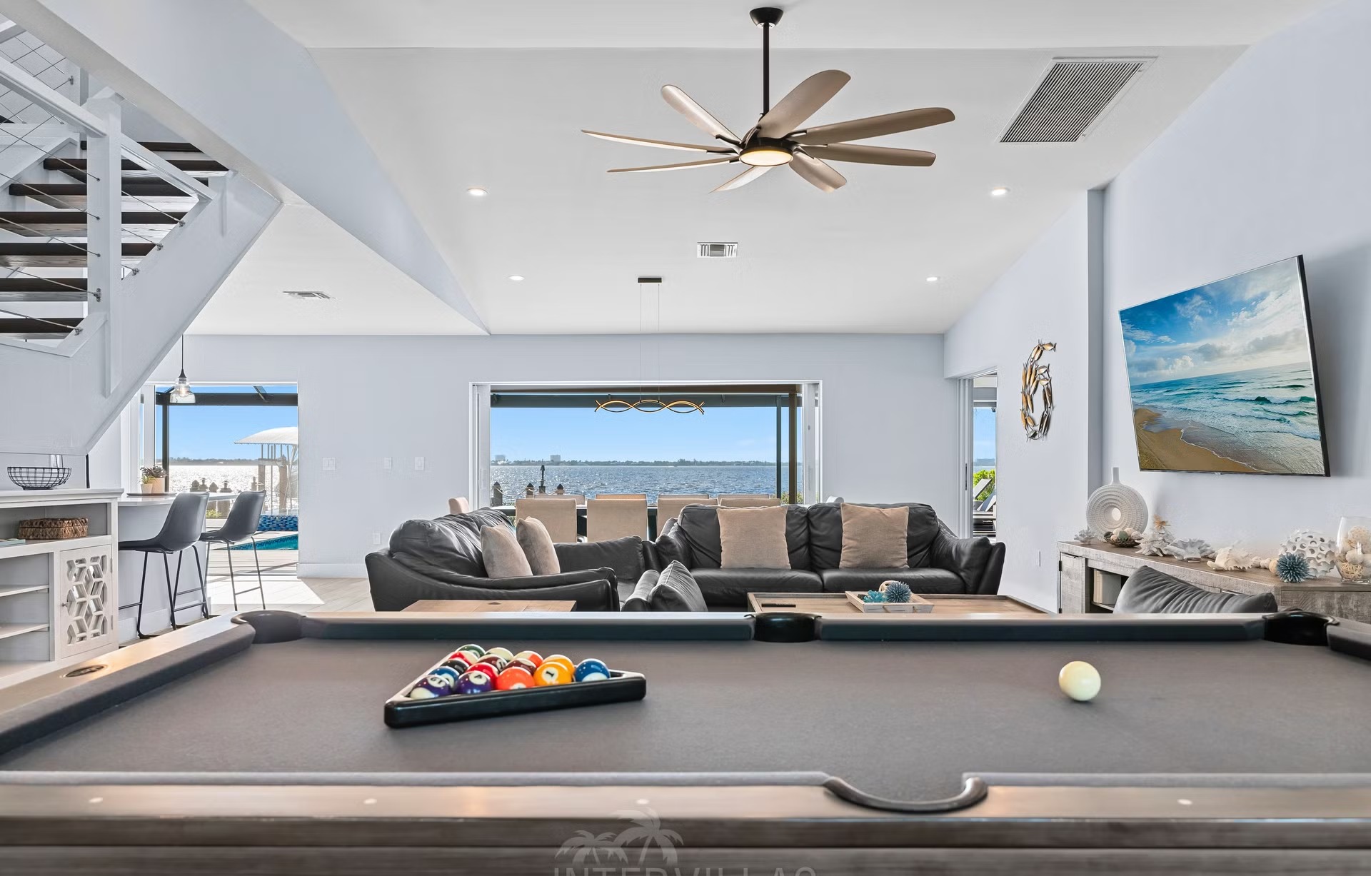 Infinity-Salzwasserpool mit Spa und Blick auf den Fluss.