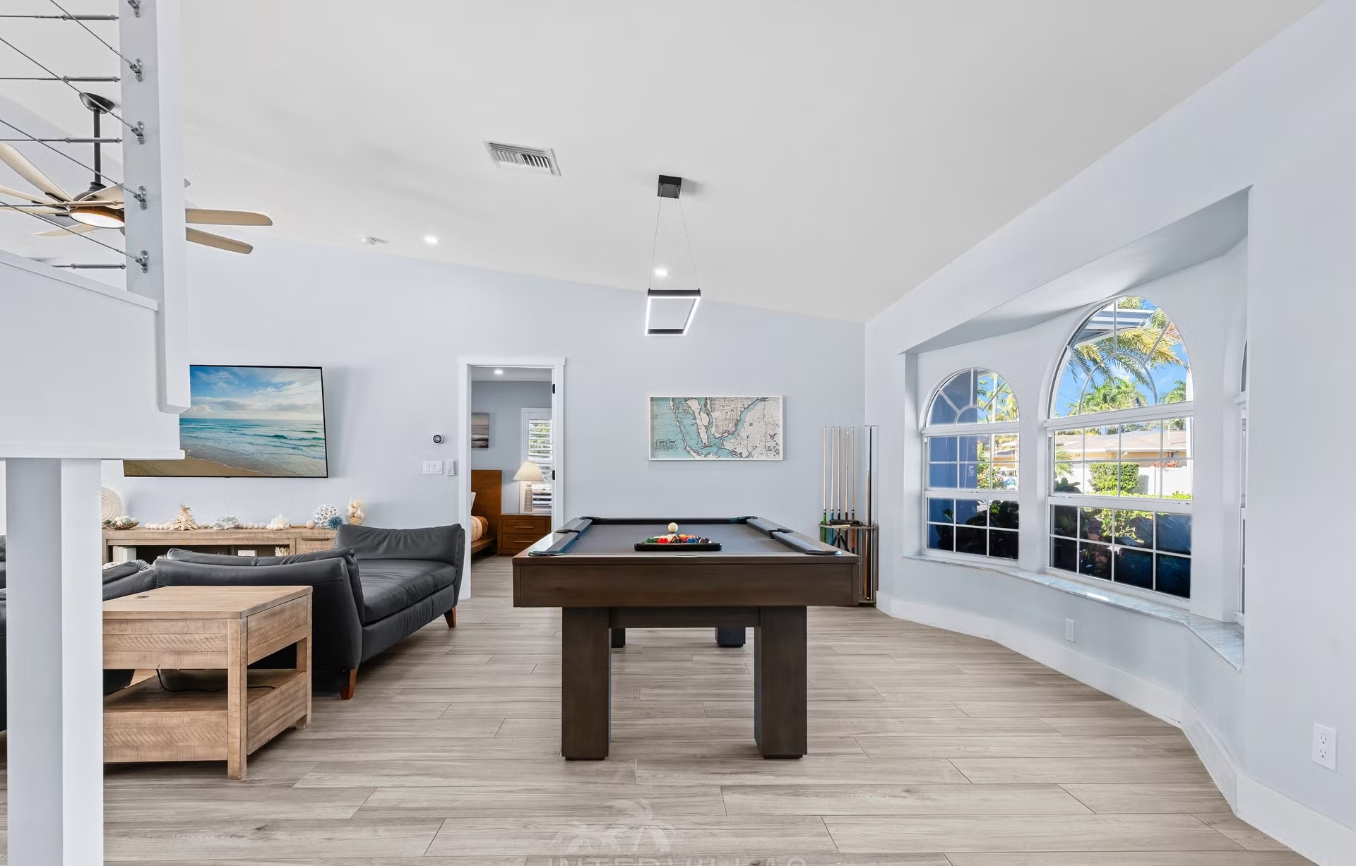 Infinity-Salzwasserpool mit Spa und Blick auf den Fluss.