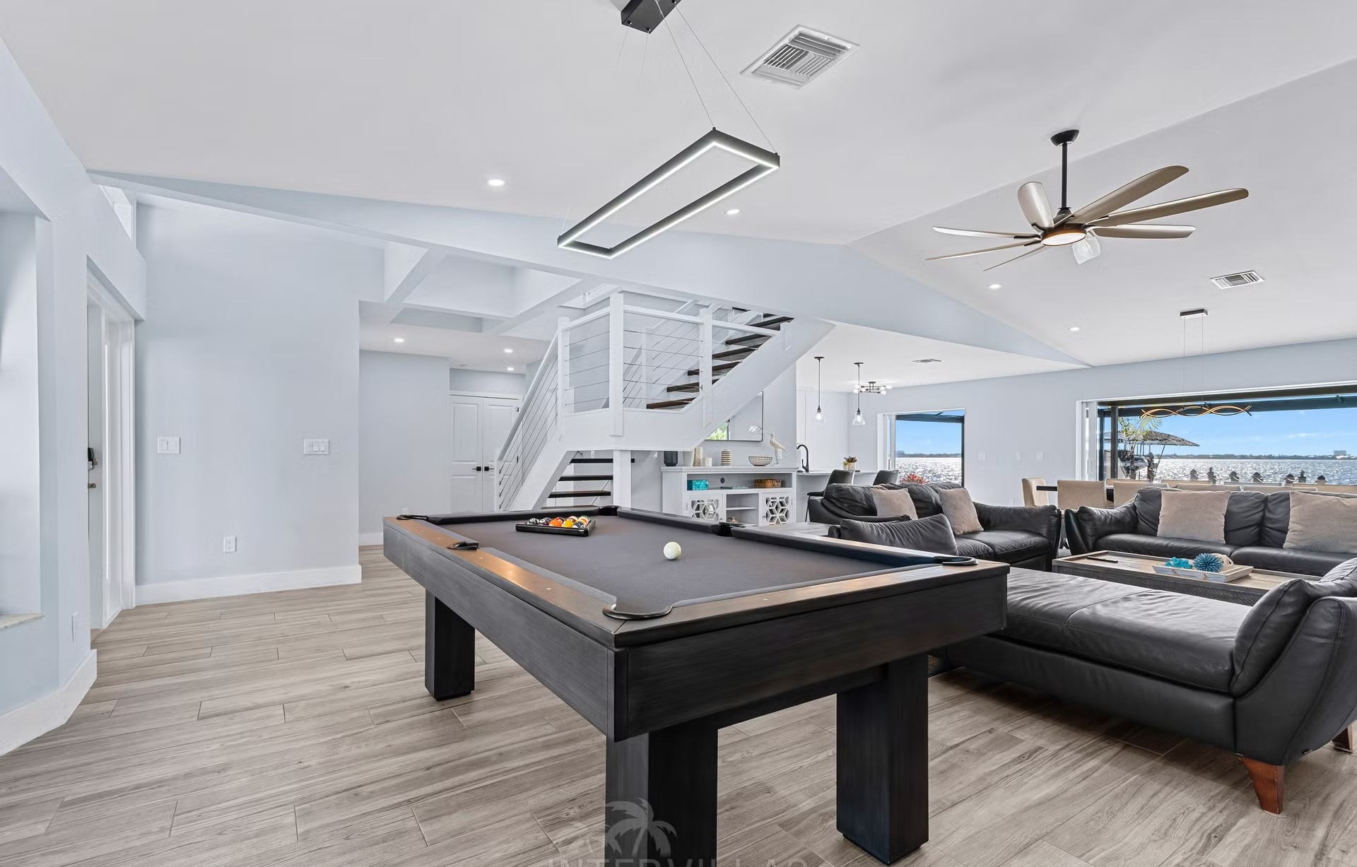 Infinity-Salzwasserpool mit Spa und Blick auf den Fluss.