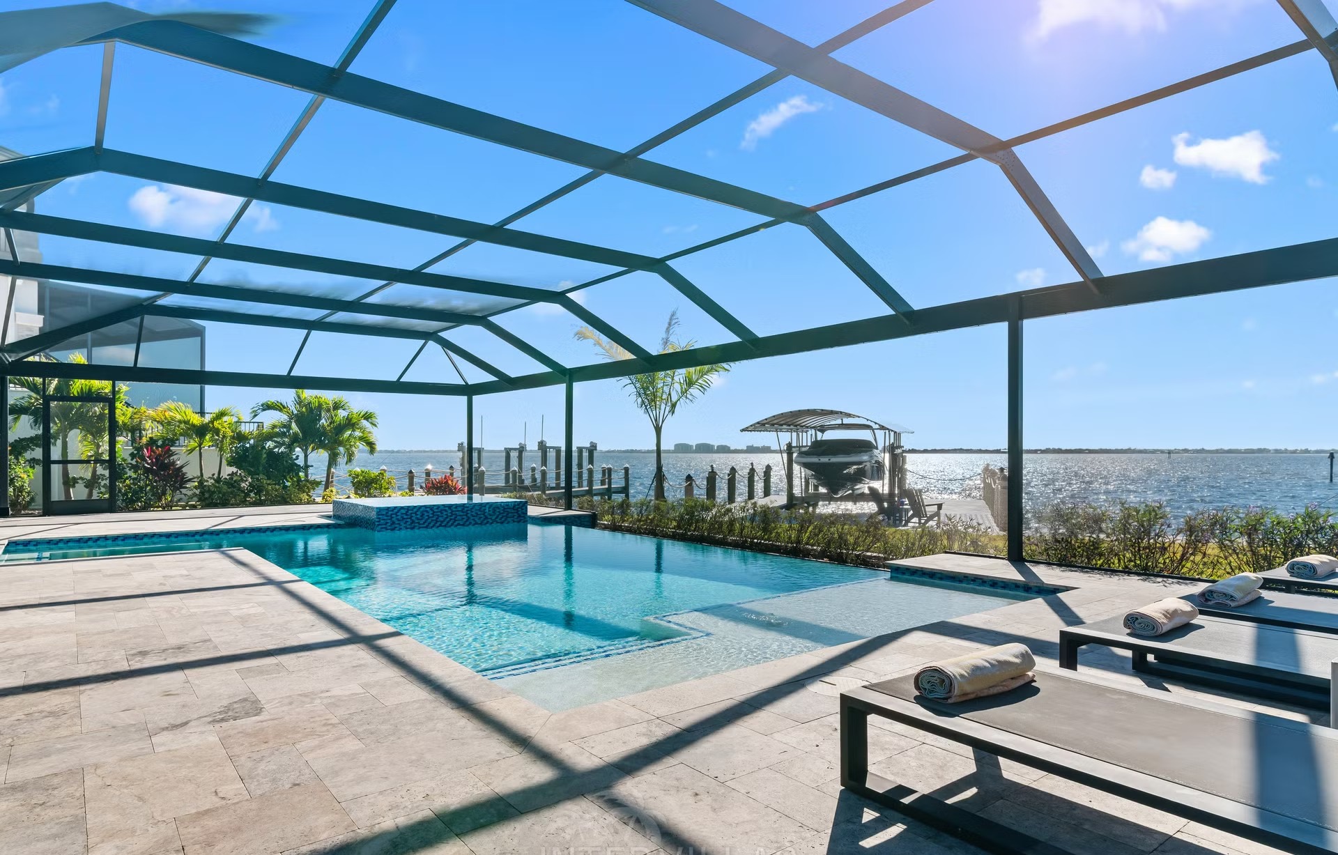 Infinity-Salzwasserpool mit Spa und Blick aufs Wasser.