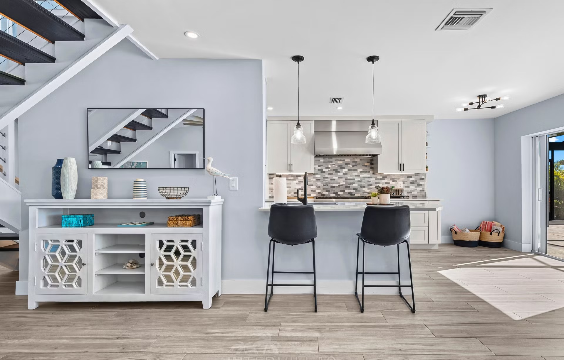 Infinity-Salzwasserpool mit Spa und Blick aufs Wasser.