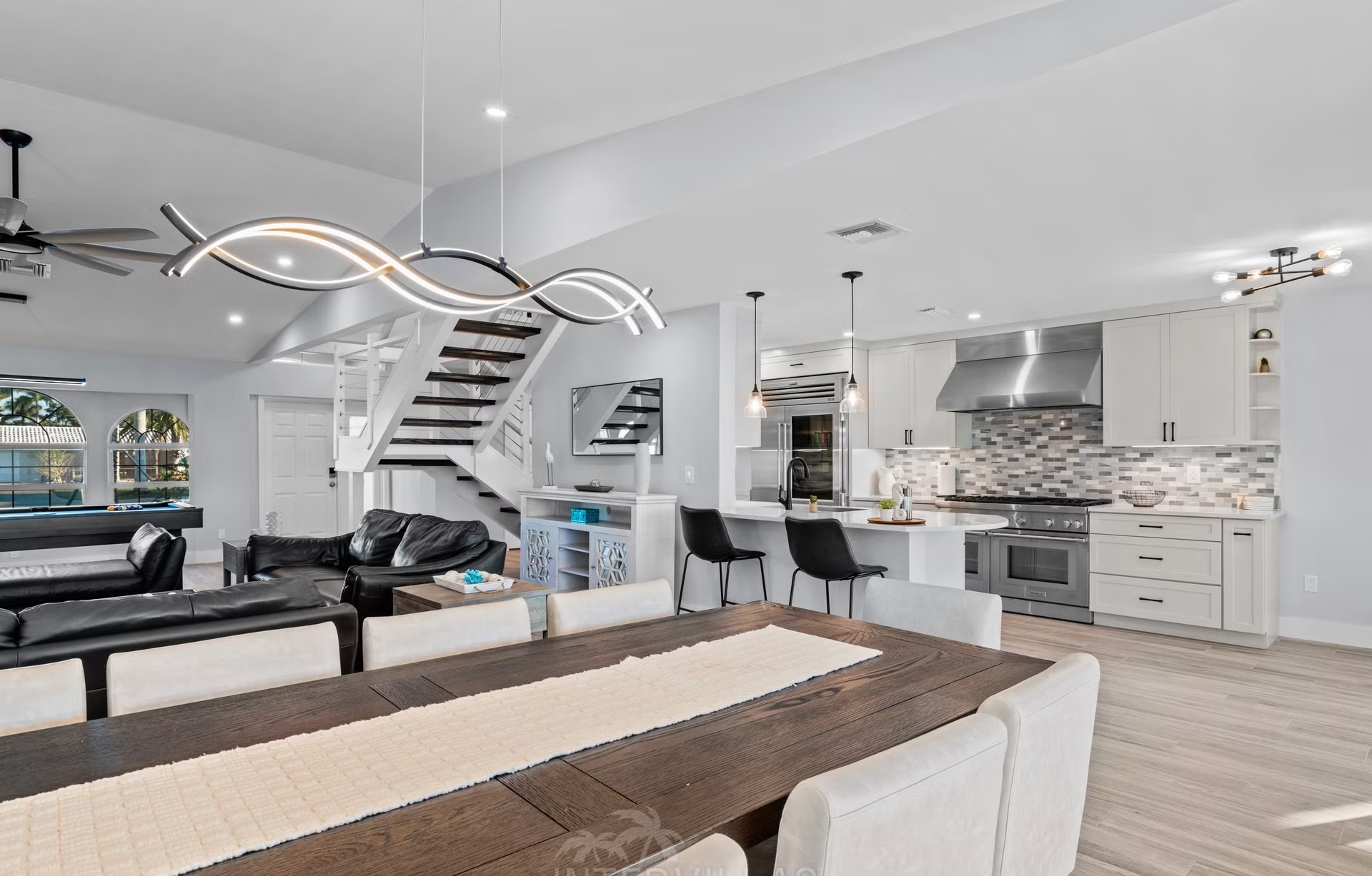 Infinity-Salzwasserpool mit Spa/Whirlpool in Südausrichtung und Blick aufs Wasser.