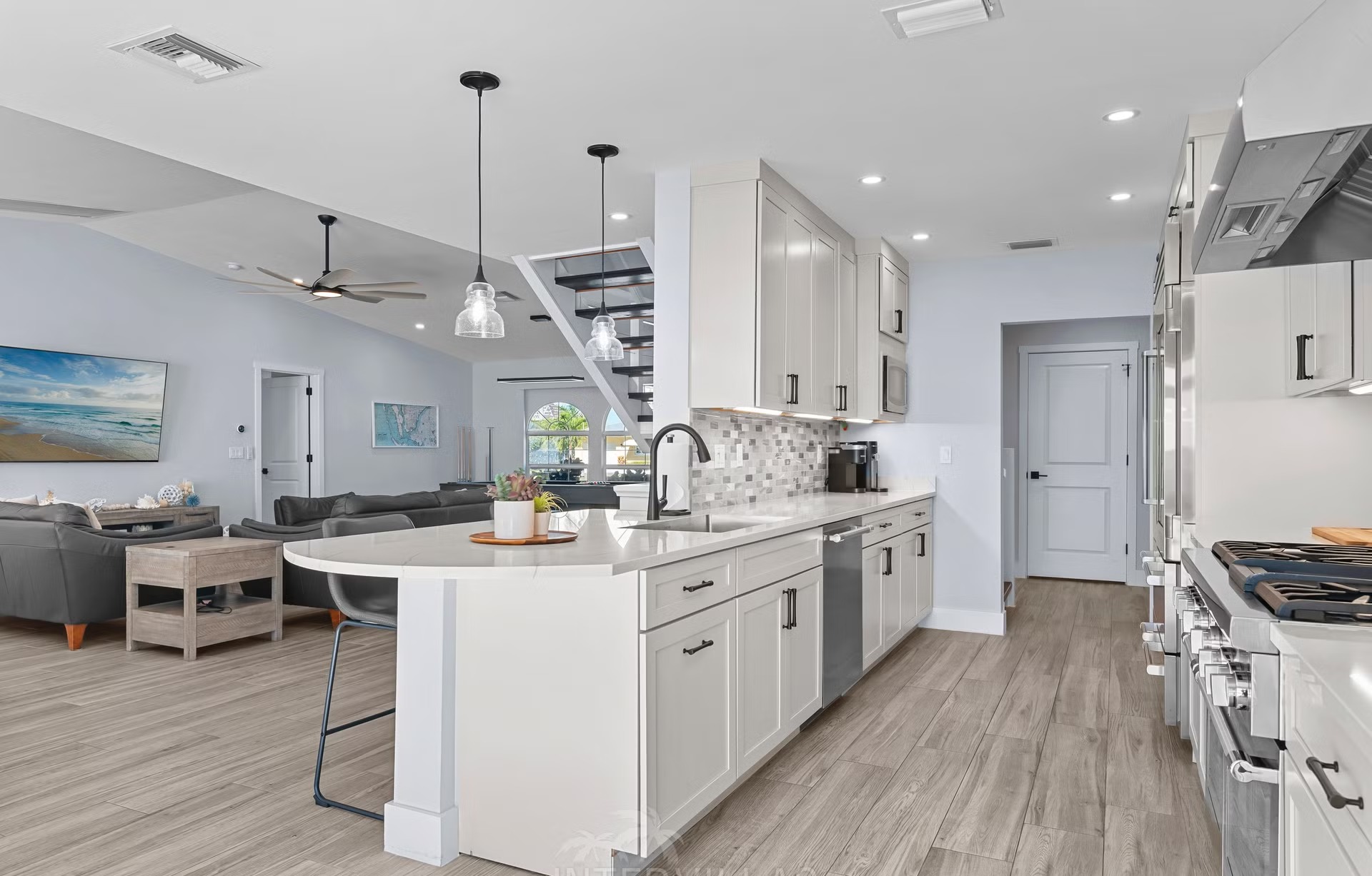 Infinity-Salzwasserpool mit Spa und Blick aufs Wasser.