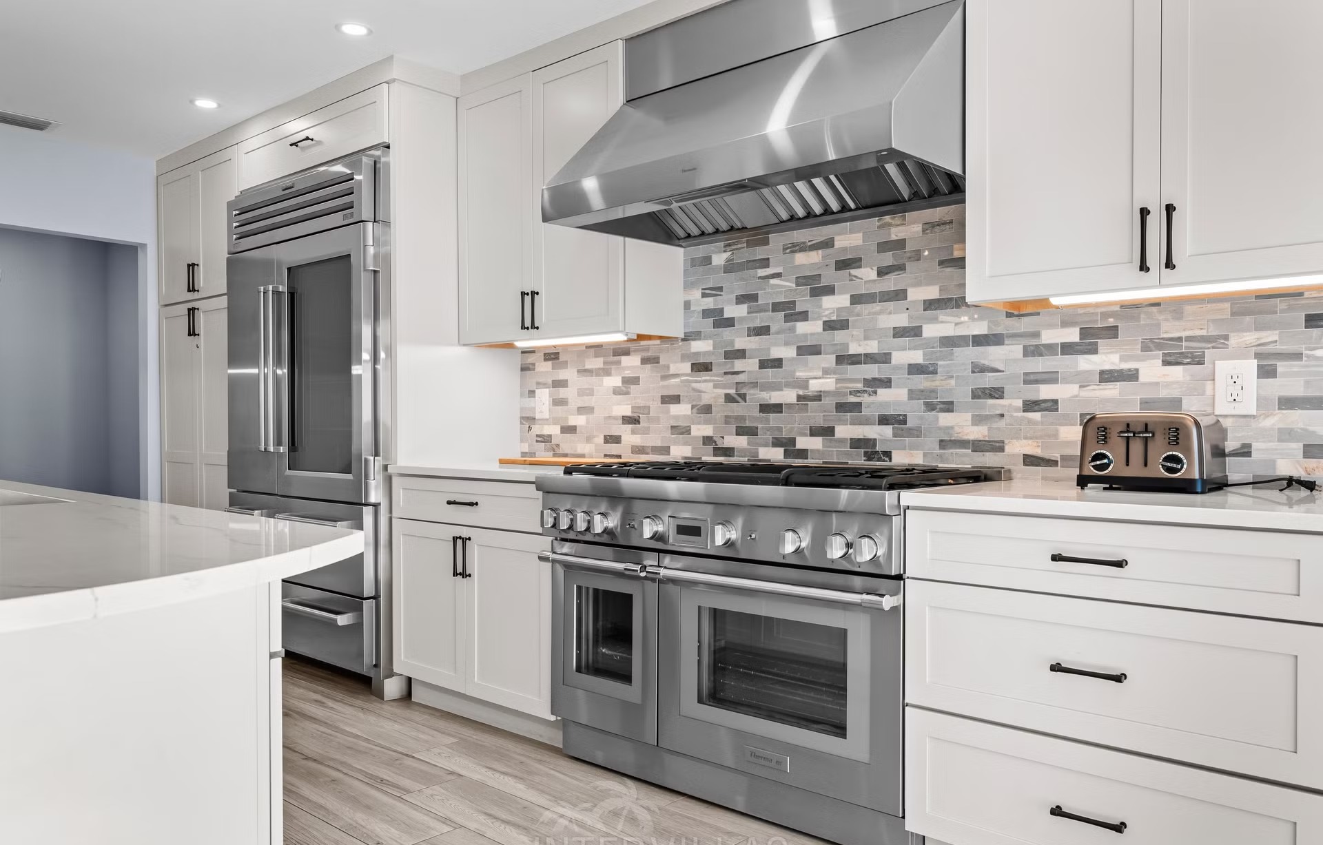 Infinity-Salzwasserpool mit Spa und Blick auf den Fluss.