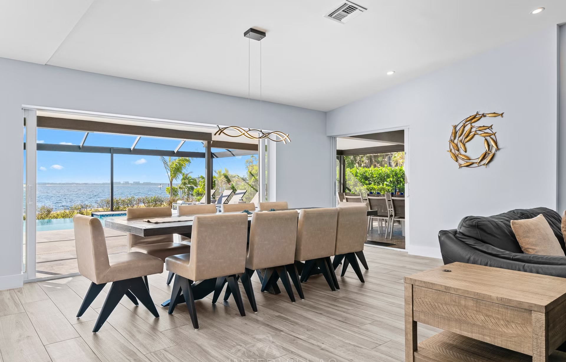 Infinity-Salzwasserpool mit Spa und Blick aufs Wasser.