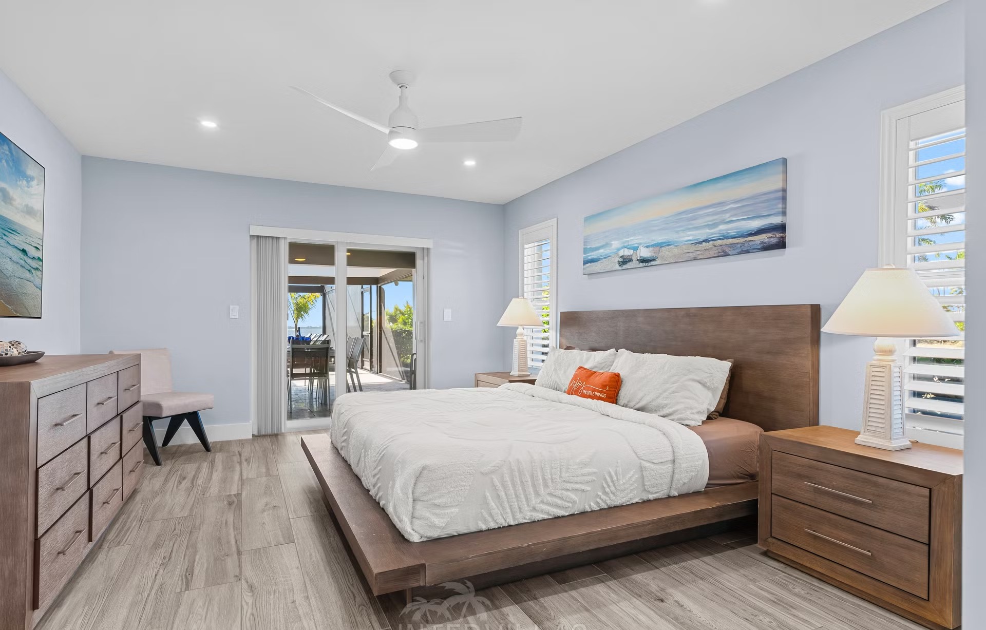 Infinity-Salzwasserpool mit Spa und Blick aufs Wasser.