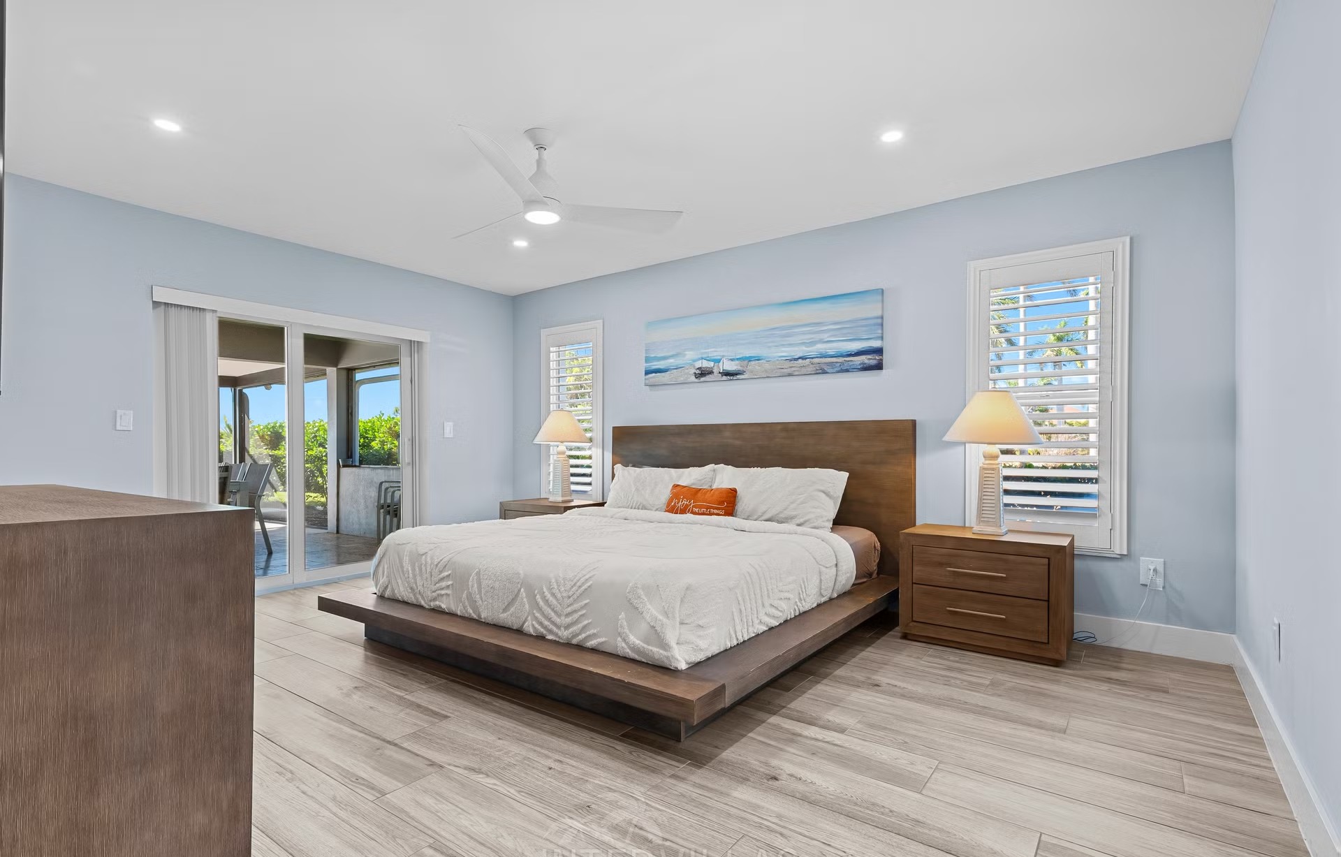 Infinity-Salzwasserpool mit Spa und Blick aufs Wasser.