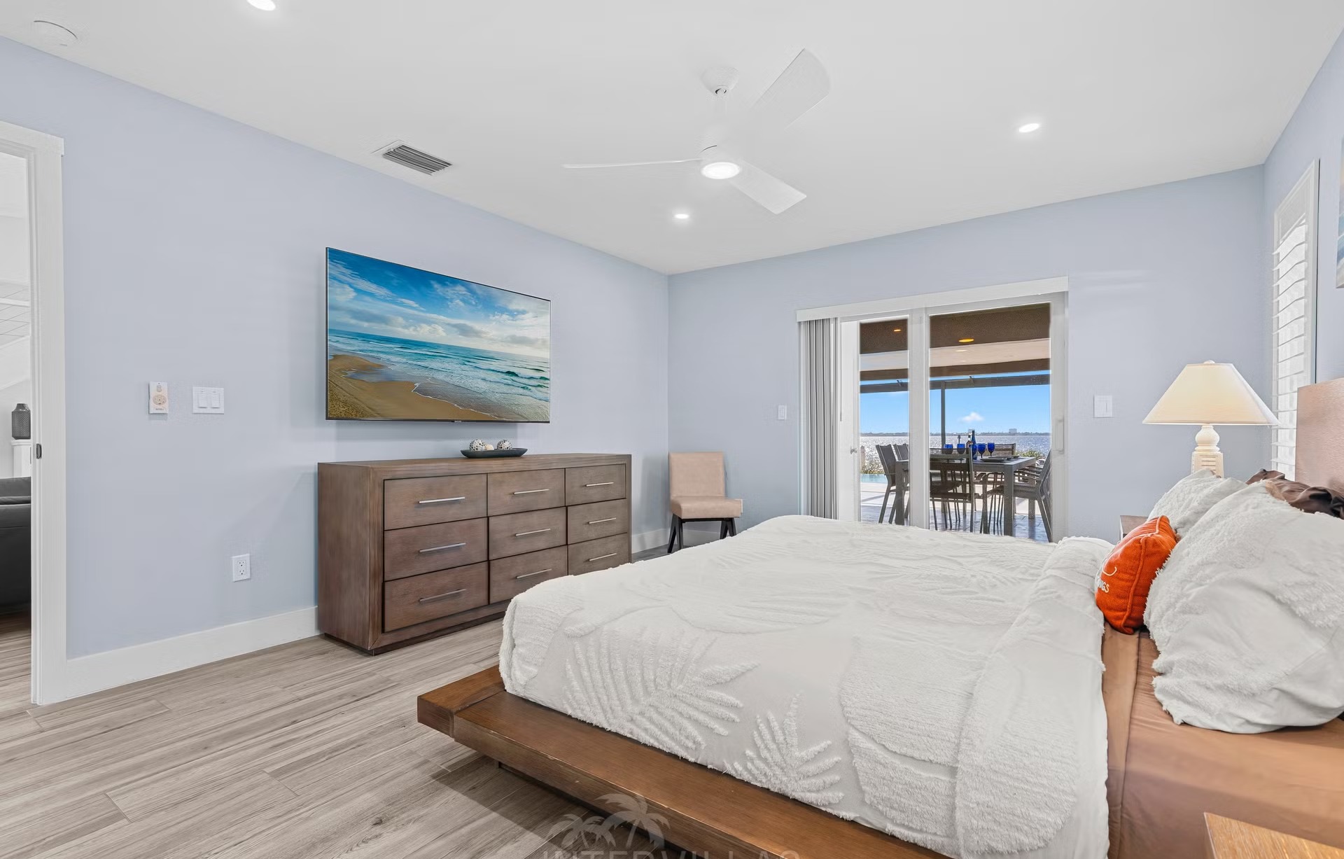 Infinity-Salzwasserpool mit Spa und Blick auf den Fluss.