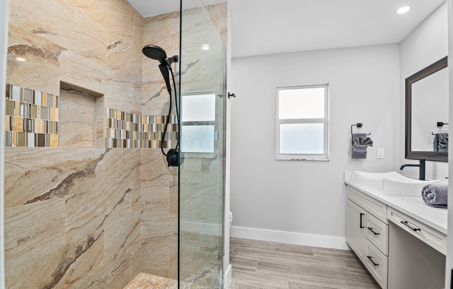 Infinity-Salzwasserpool mit Spa und Blick aufs Wasser.