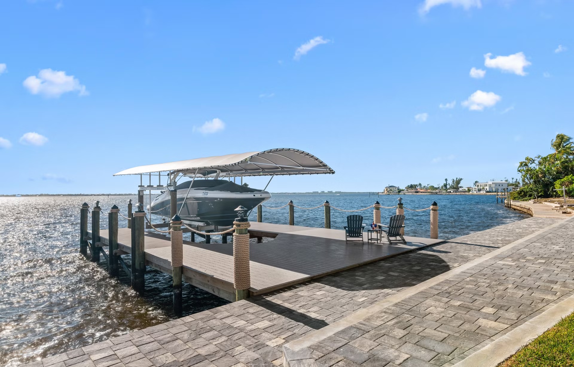 Infinity-Salzwasserpool mit Spa und Blick aufs Wasser.