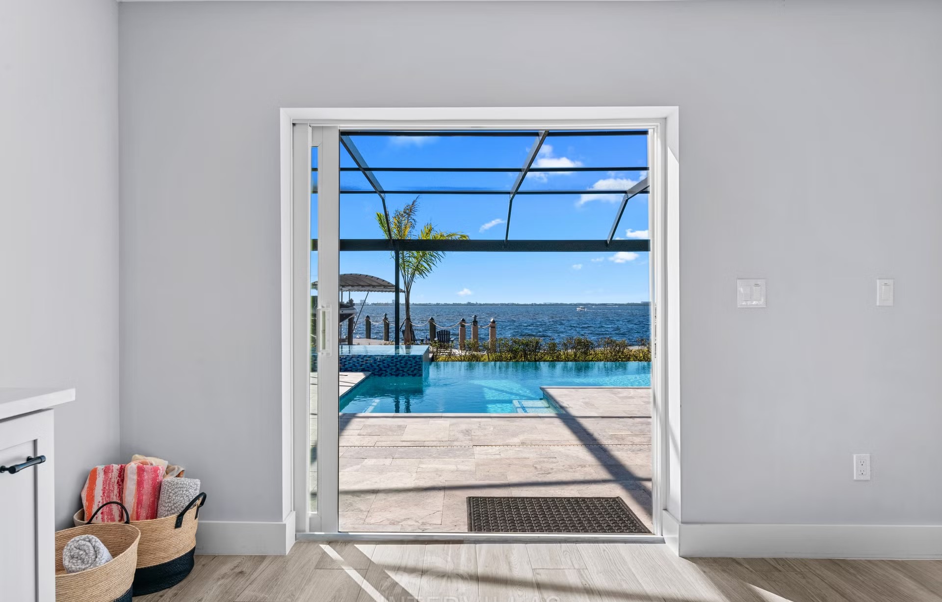 Infinity-Salzwasserpool mit Spa und Blick auf den Fluss.