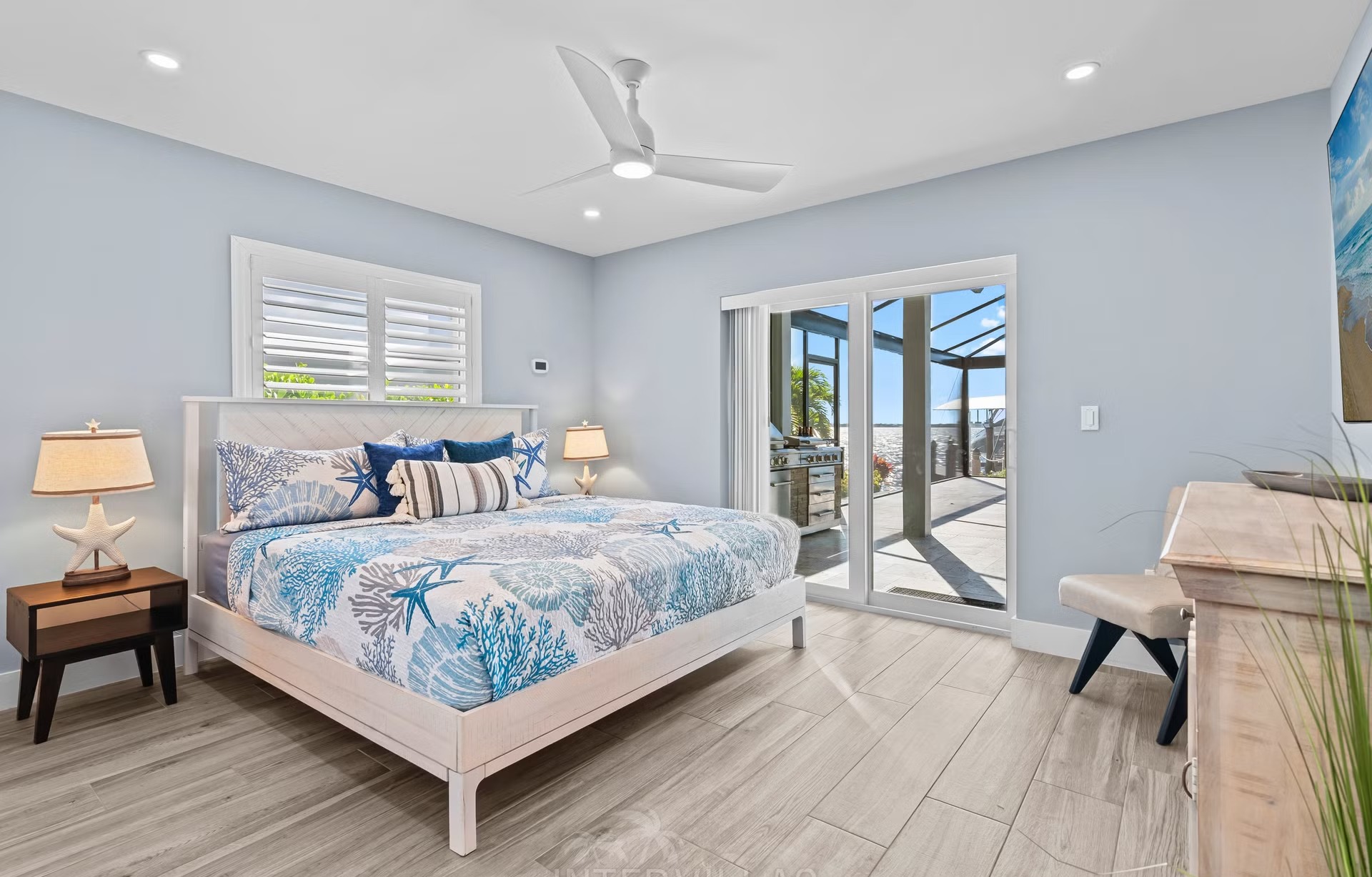 Infinity-Salzwasserpool mit Spa und Blick aufs Wasser.