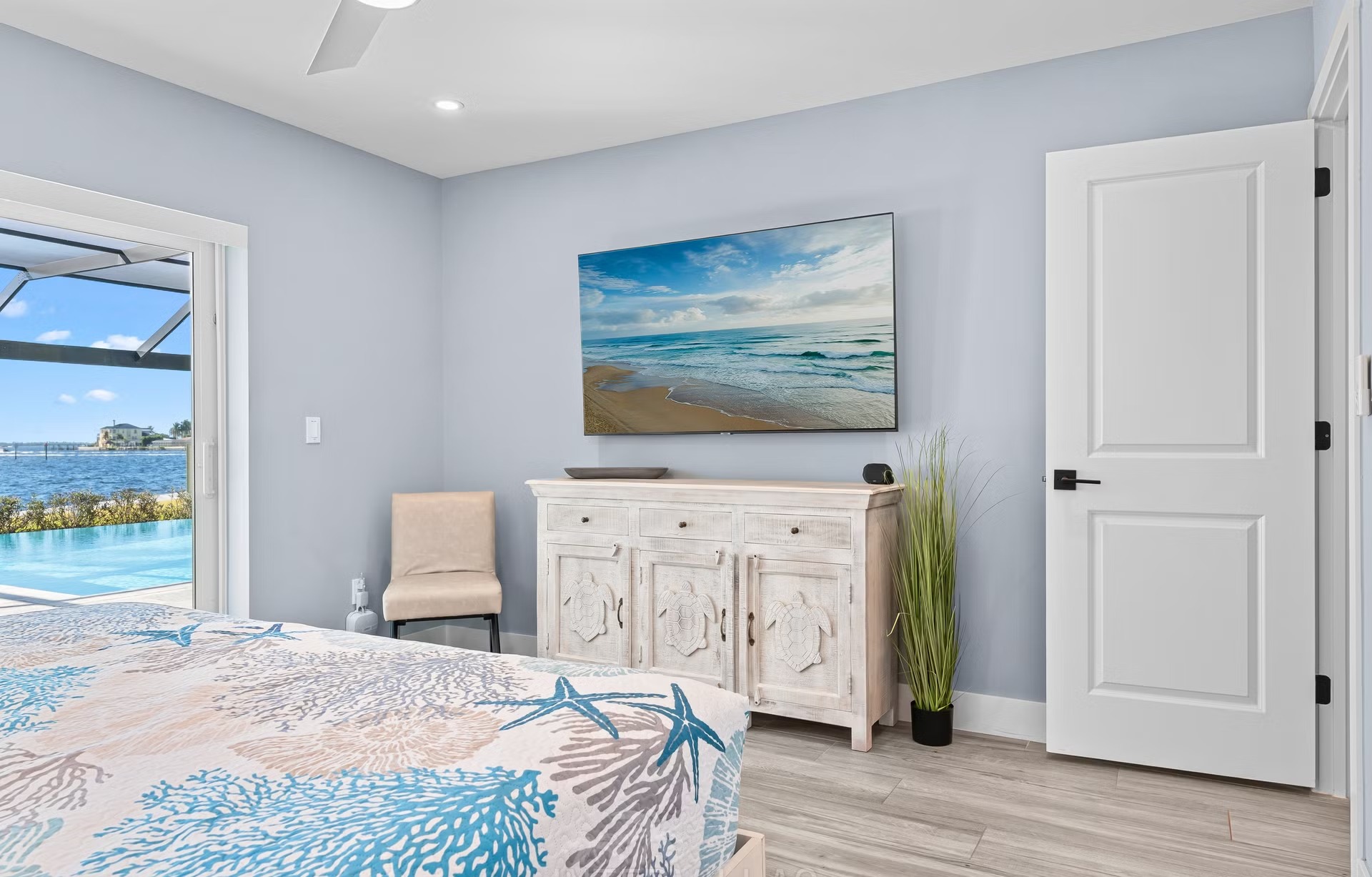 Infinity-Salzwasserpool mit Spa und Blick auf den Fluss.