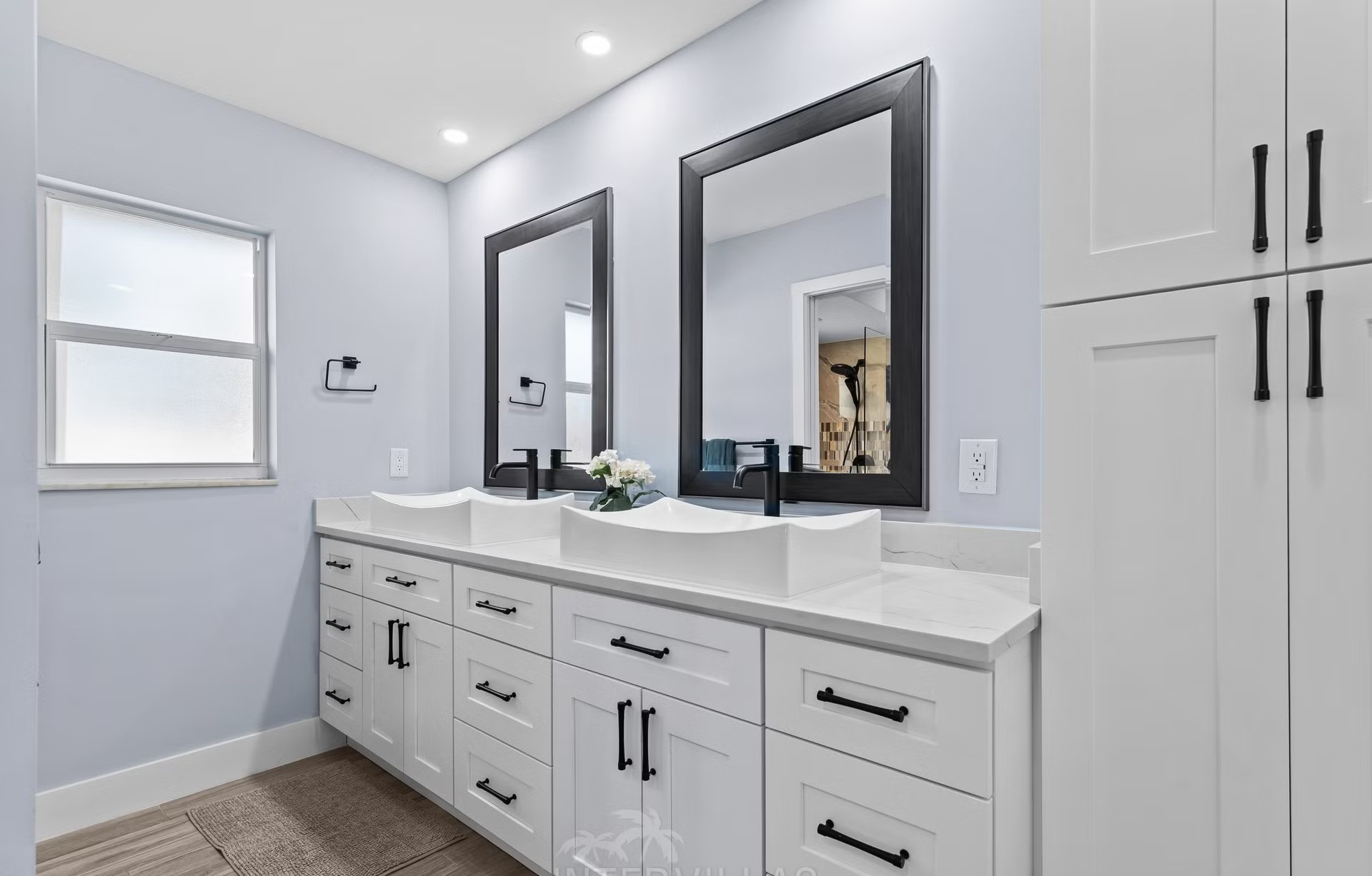 Infinity-Salzwasserpool mit Spa und Blick aufs Wasser.