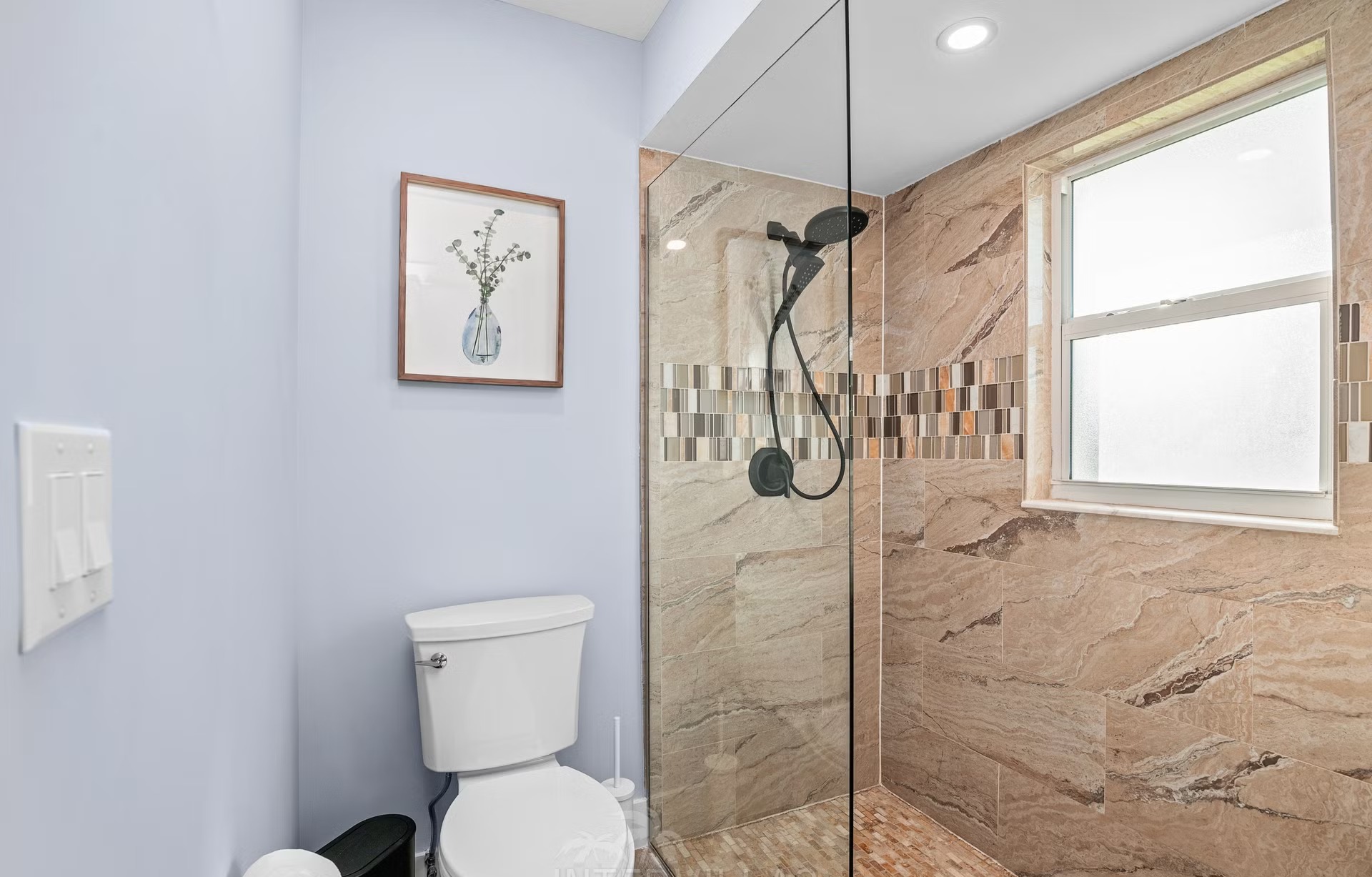 Infinity-Salzwasserpool mit Spa/Whirlpool und Blick aufs Wasser.