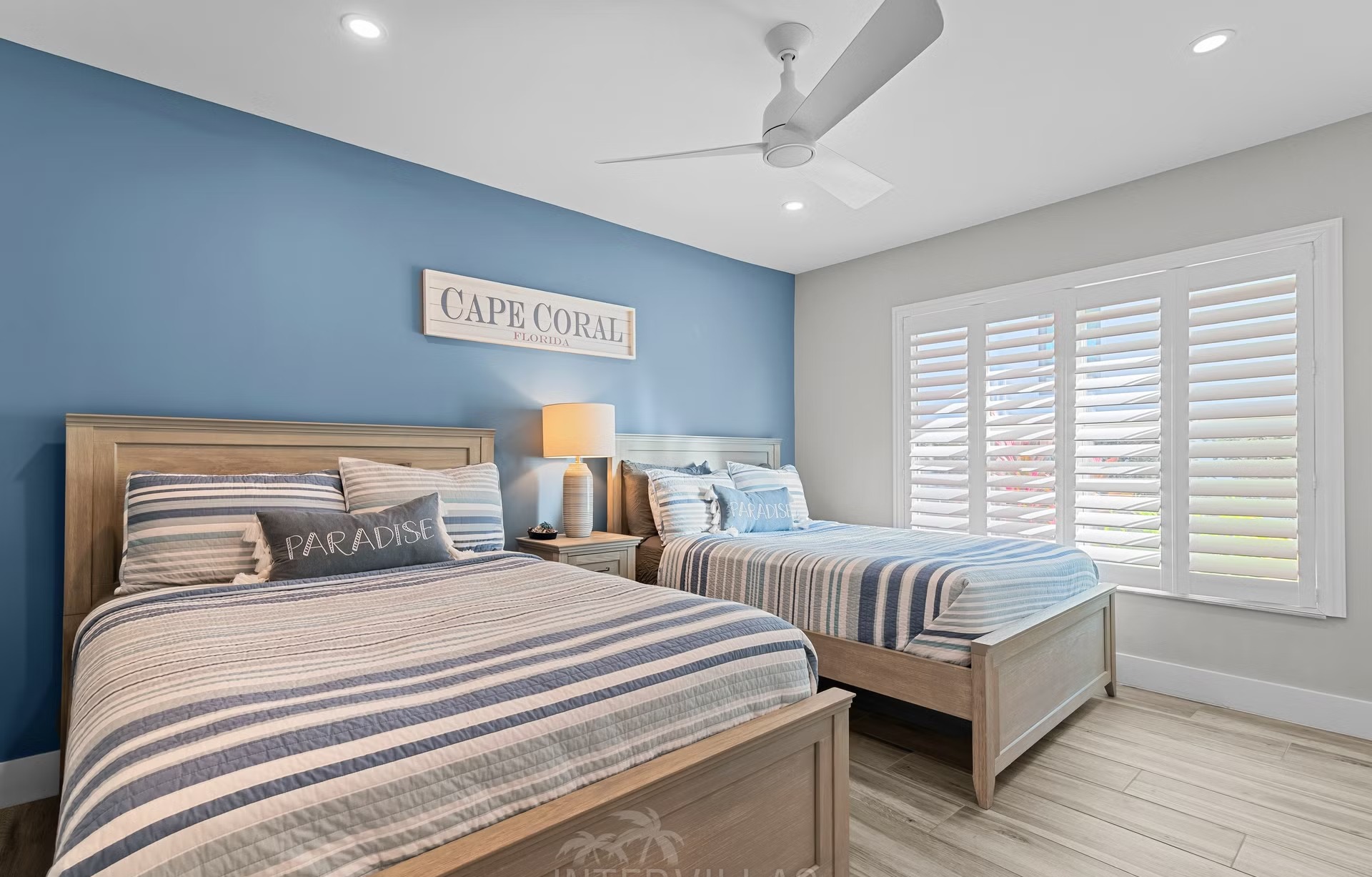 Infinity-Salzwasserpool mit Spa und Blick aufs Wasser.