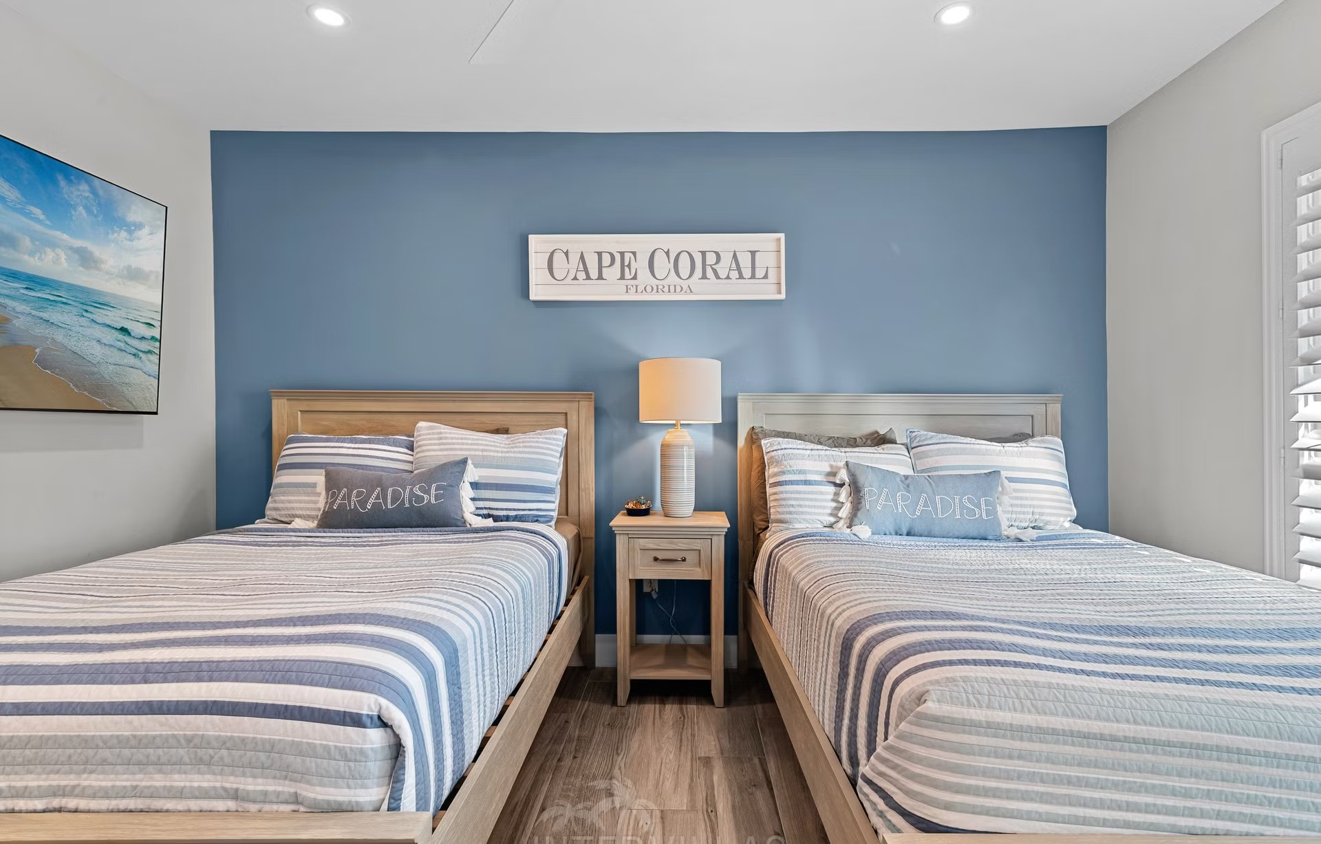 Infinity-Salzwasserpool mit Spa und Blick auf den Fluss.