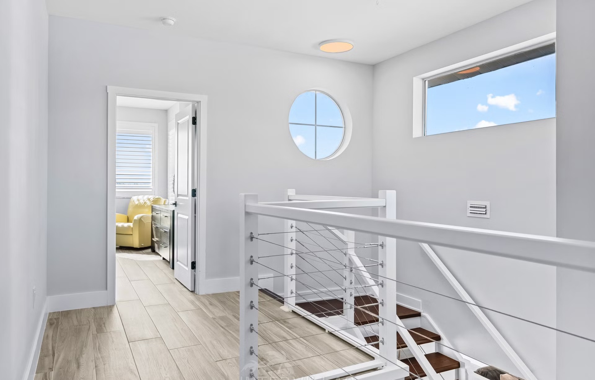 Infinity-Salzwasserpool mit Spa und Blick auf den Fluss.