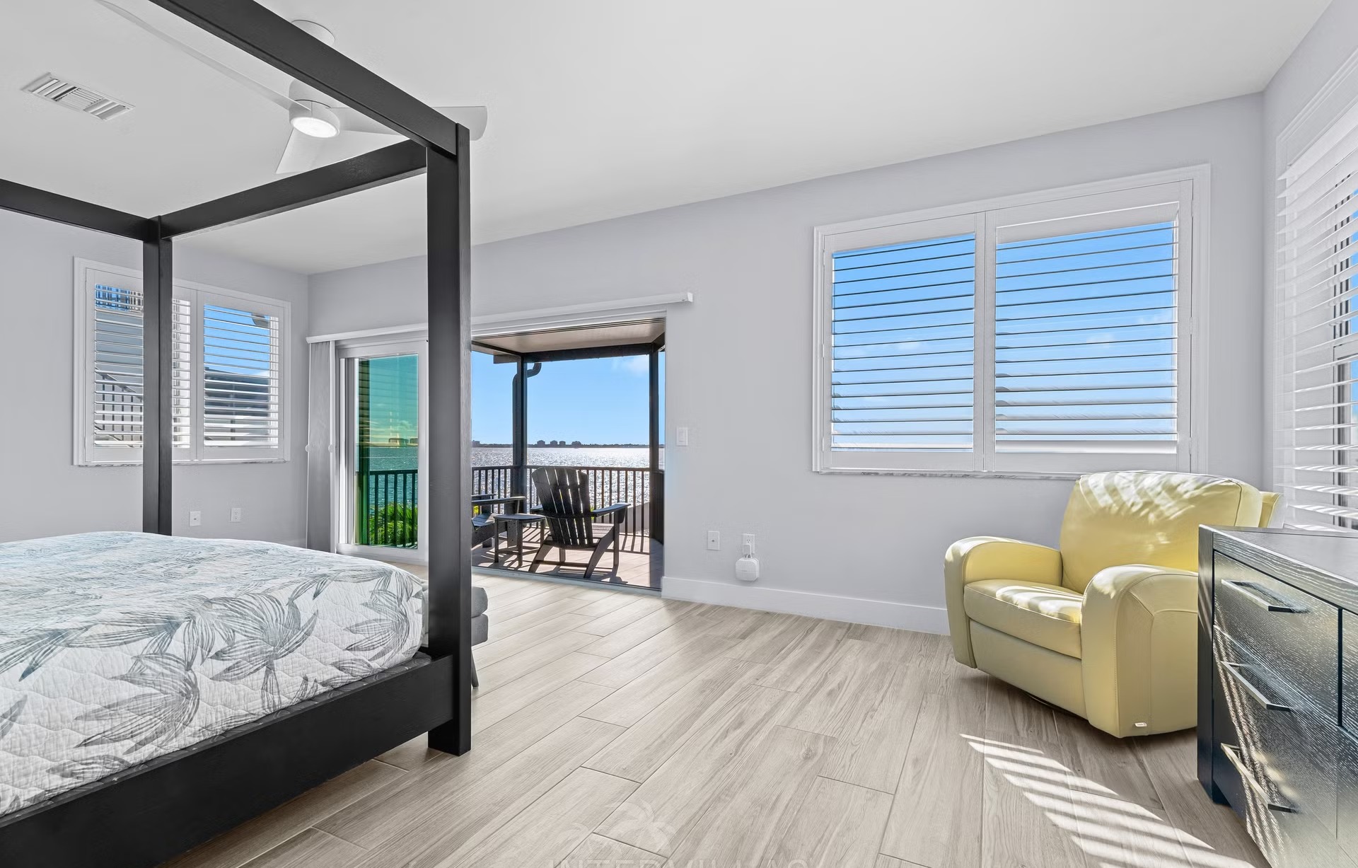 Infinity-Salzwasserpool mit Spa/Whirlpool in Südausrichtung und Blick aufs Wasser.