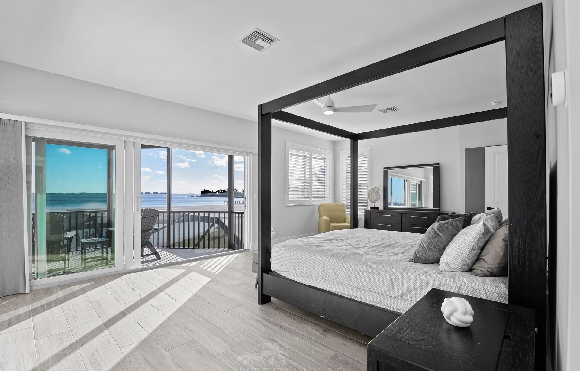 Infinity-Salzwasserpool mit Spa und Blick aufs Wasser.