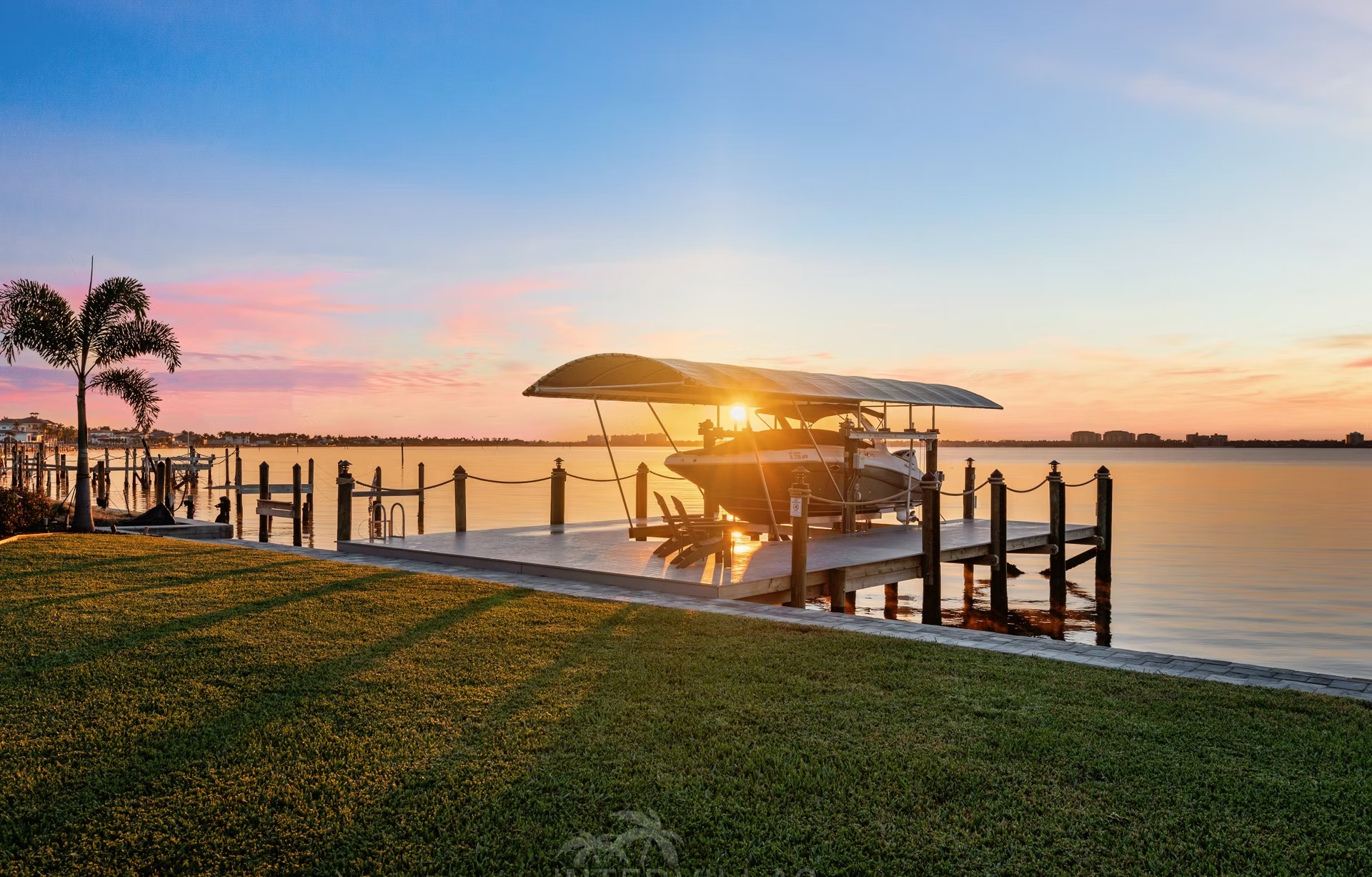 Infinity-Salzwasserpool mit Spa und Blick aufs Wasser.