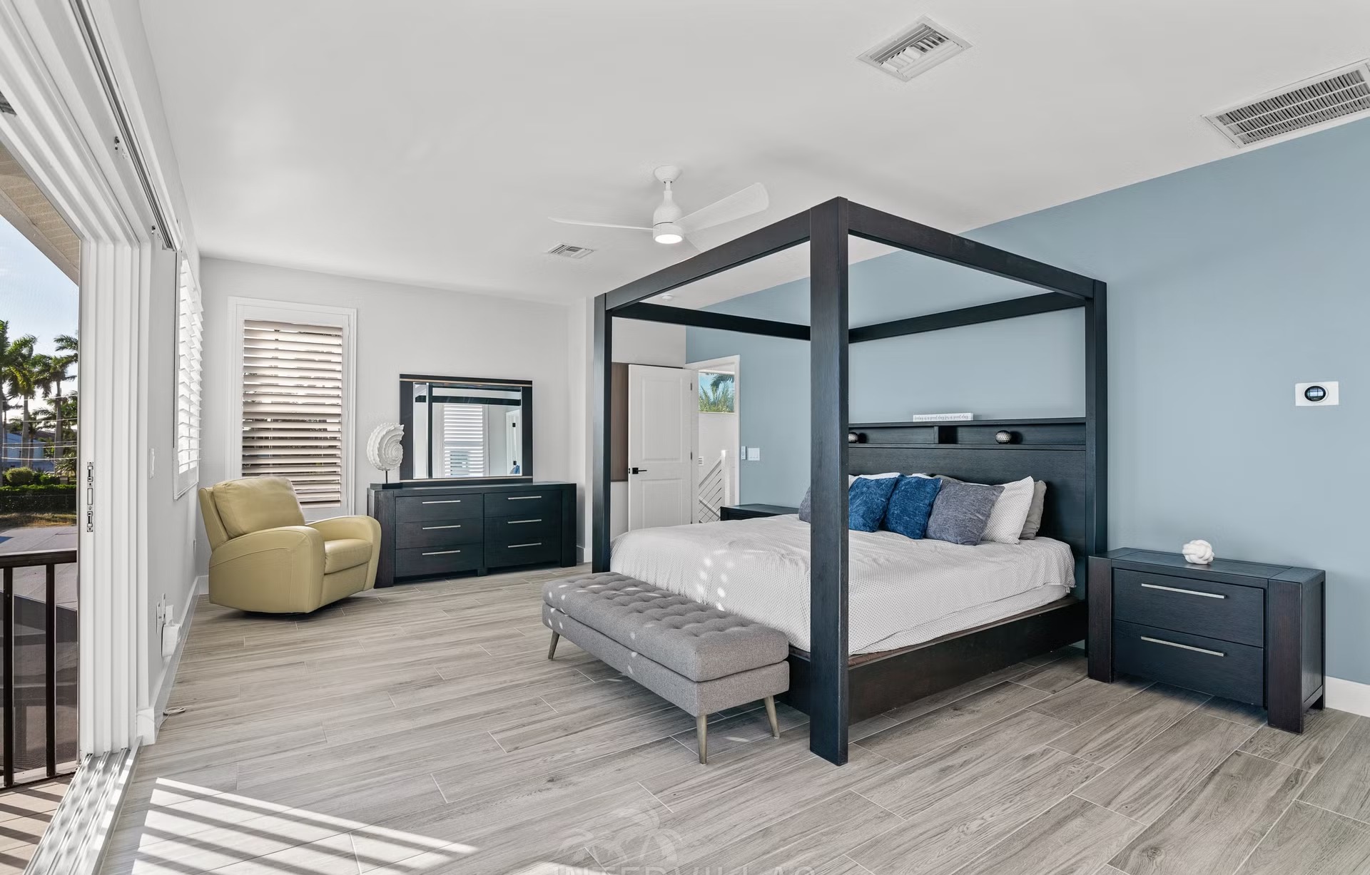 Infinity-Salzwasserpool mit Spa und Blick aufs Wasser