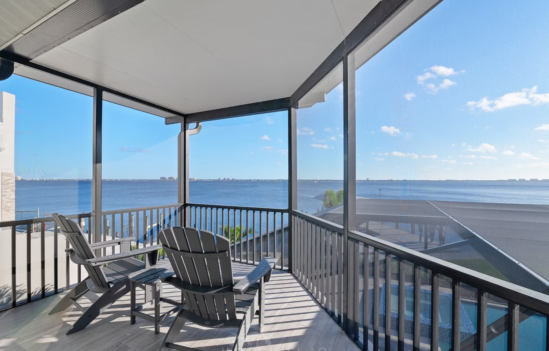 Infinity-Salzwasserpool mit Spa und Blick auf den Fluss.