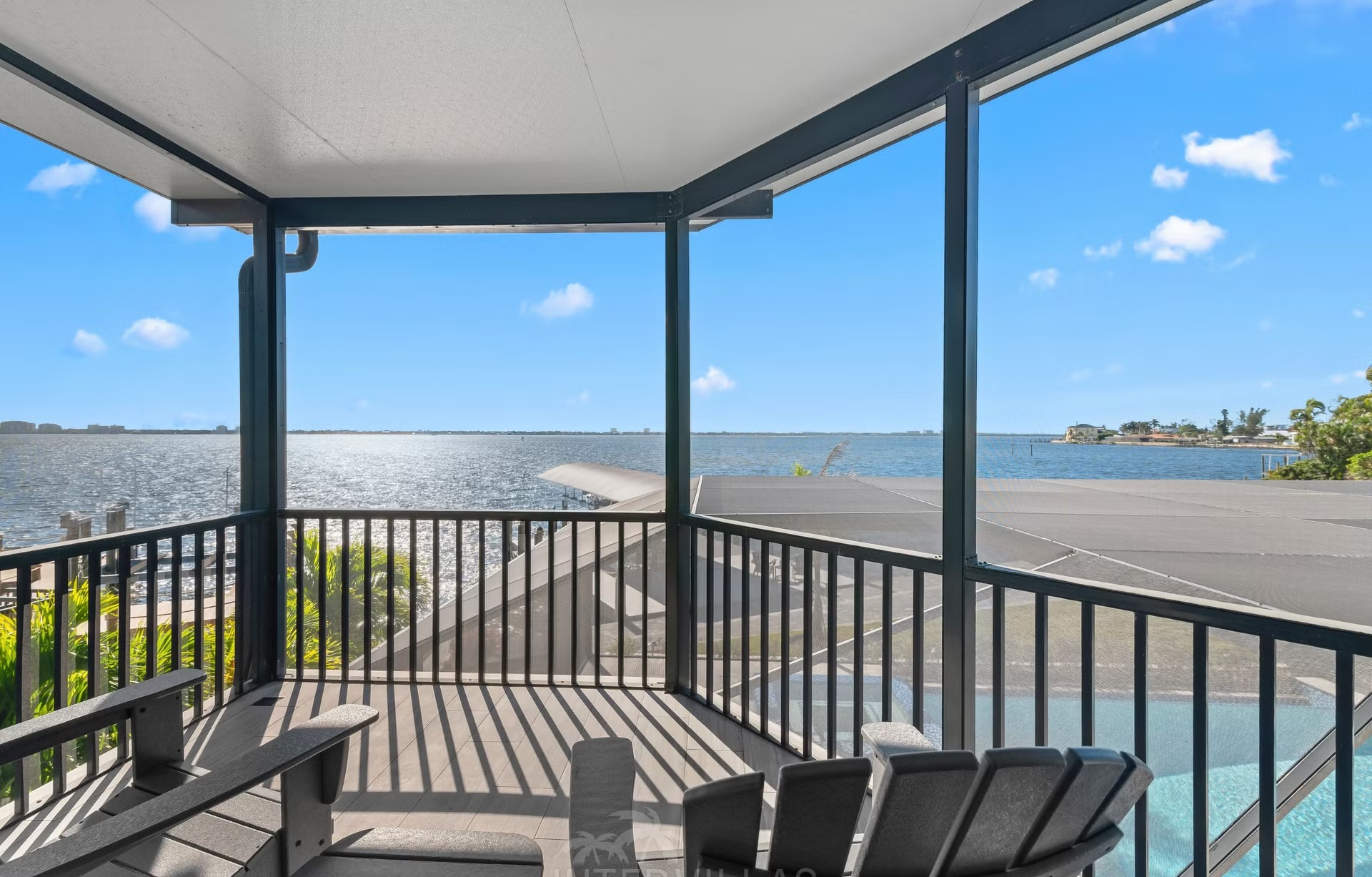Infinity-Salzwasserpool mit Spa und Blick auf den Fluss.