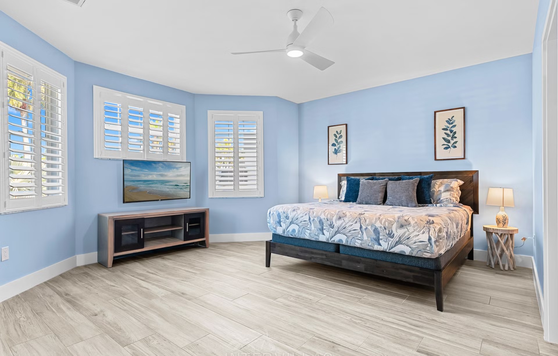 Infinity-Salzwasserpool mit Spa/Whirlpool und Blick aufs Wasser.