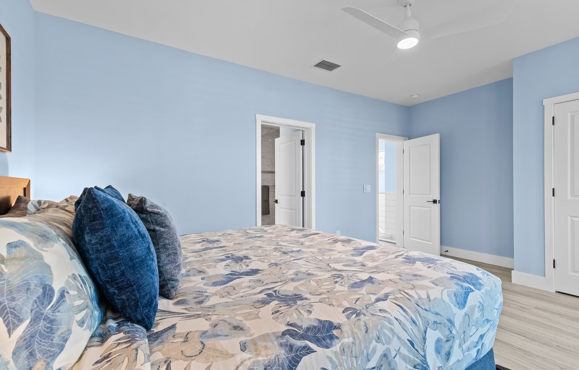 Infinity-Salzwasserpool mit Spa und Blick aufs Wasser.