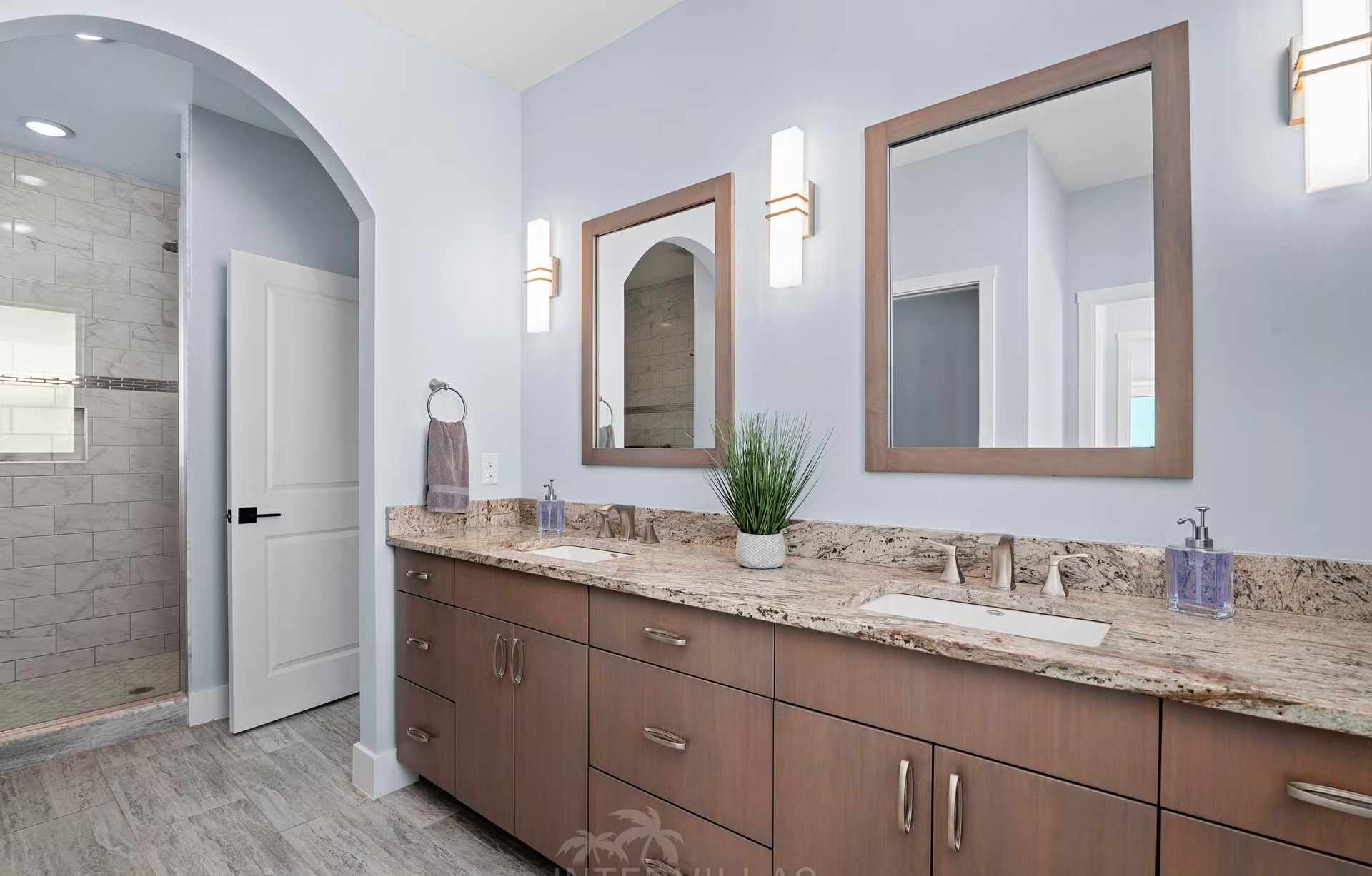 Infinity-Salzwasserpool mit Spa und Blick aufs Wasser.