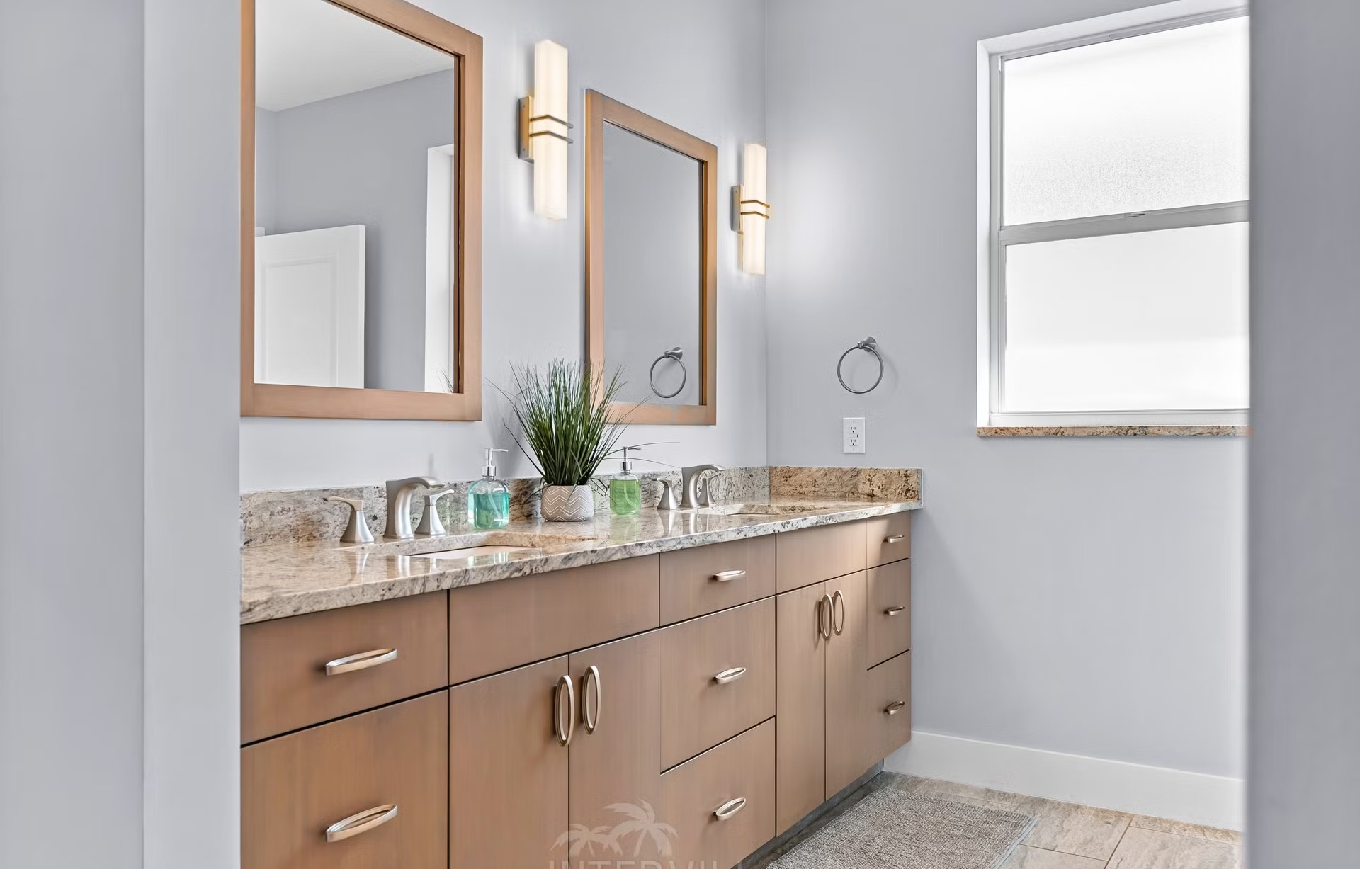 Infinity-Salzwasserpool mit Spa und Blick auf den Fluss.