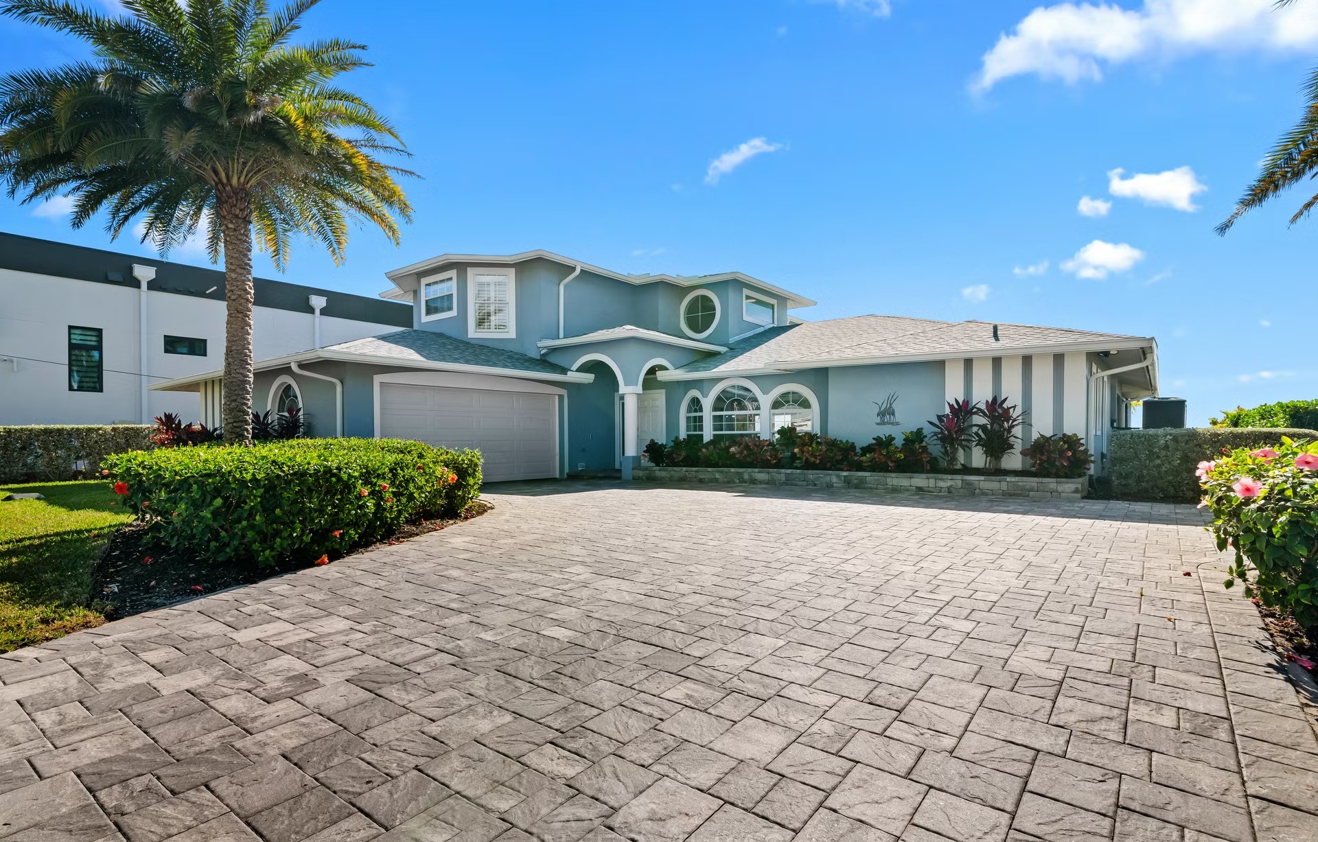 Infinity-Salzwasserpool mit Whirlpool und Blick aufs Wasser.