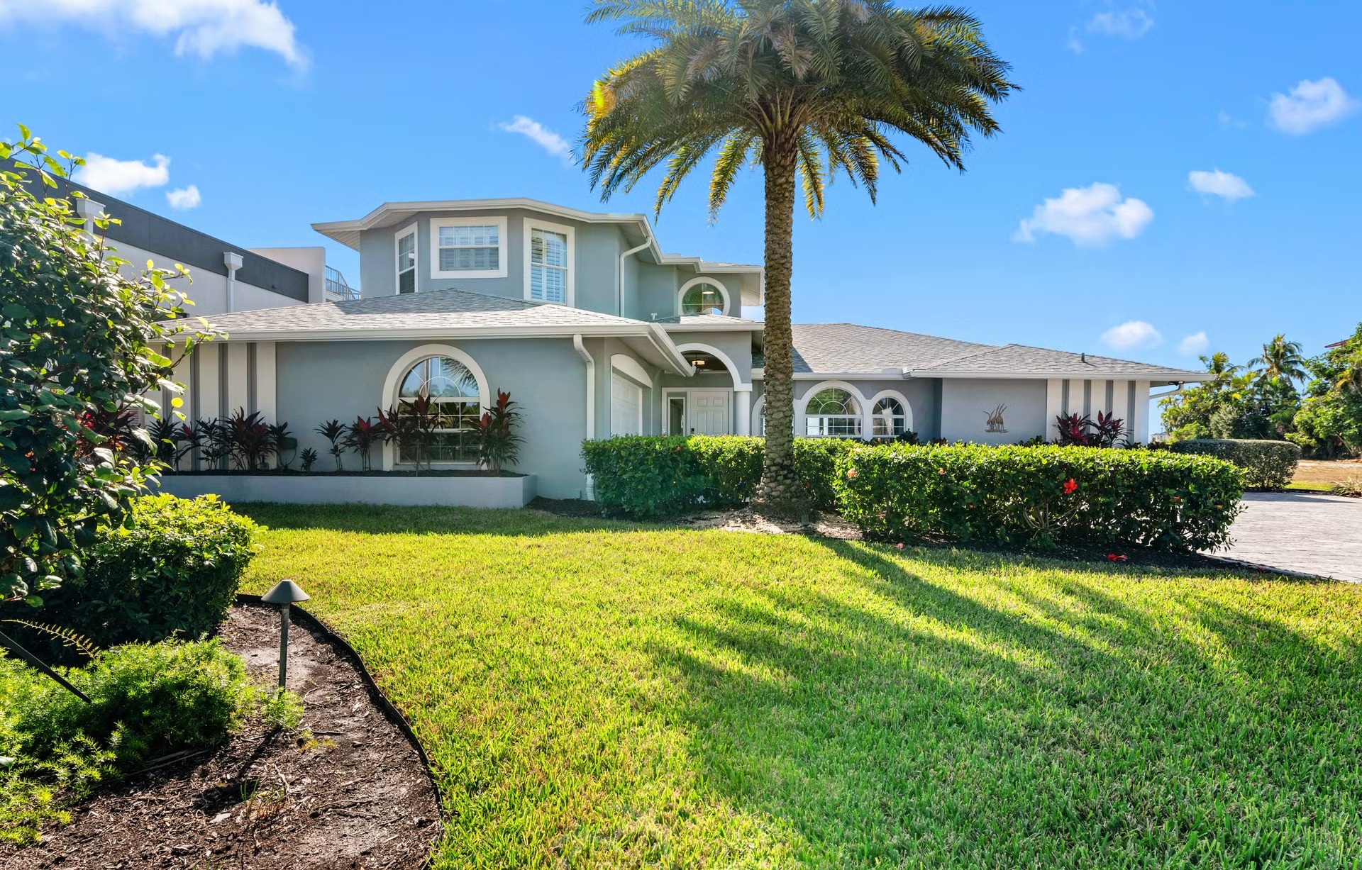 Infinity-Salzwasserpool mit Spa und Blick auf den Fluss.