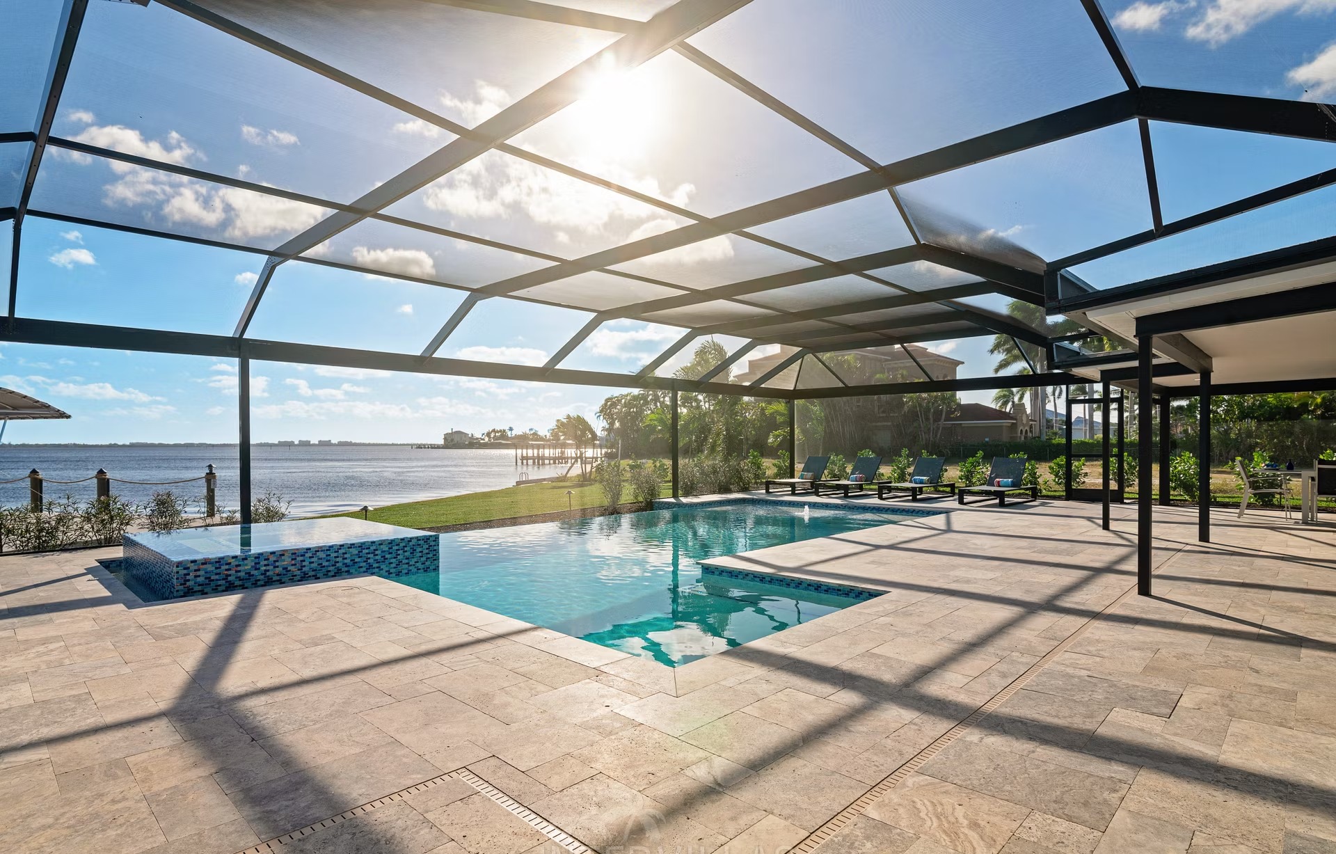 Infinity-Salzwasserpool mit Spa und Blick auf den Fluss.