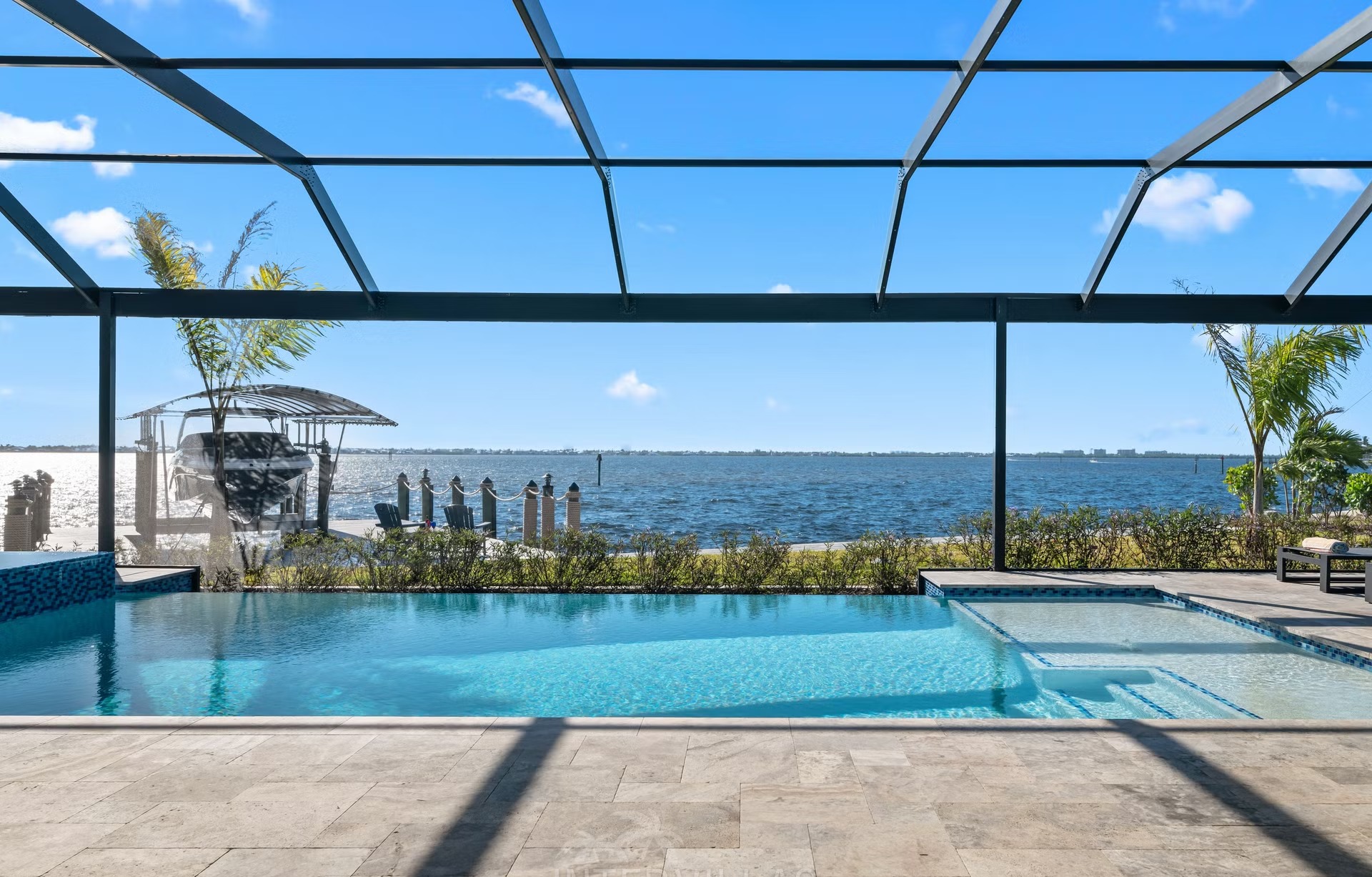 Infinity-Salzwasserpool mit Spa und Blick aufs Wasser.