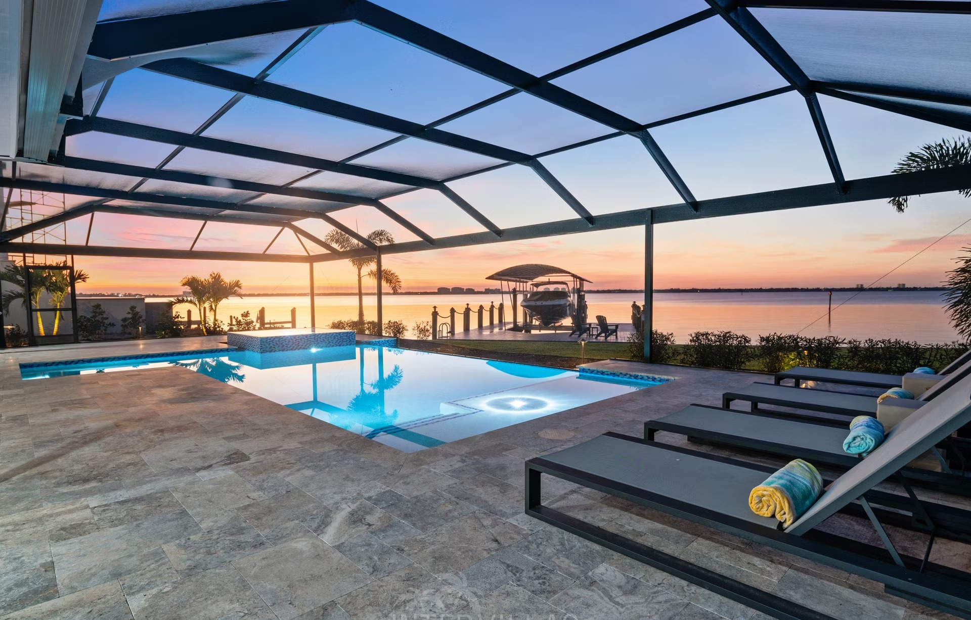 Infinity-Salzwasserpool mit Spa/Whirlpool in Südausrichtung und Blick aufs Wasser.
