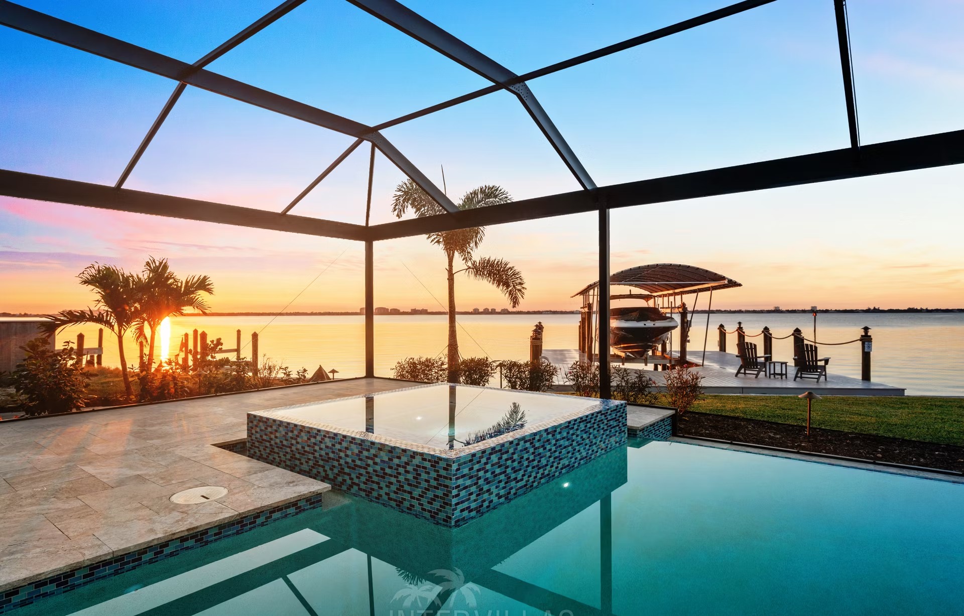 Infinity-Salzwasserpool mit Spa und Blick aufs Wasser.