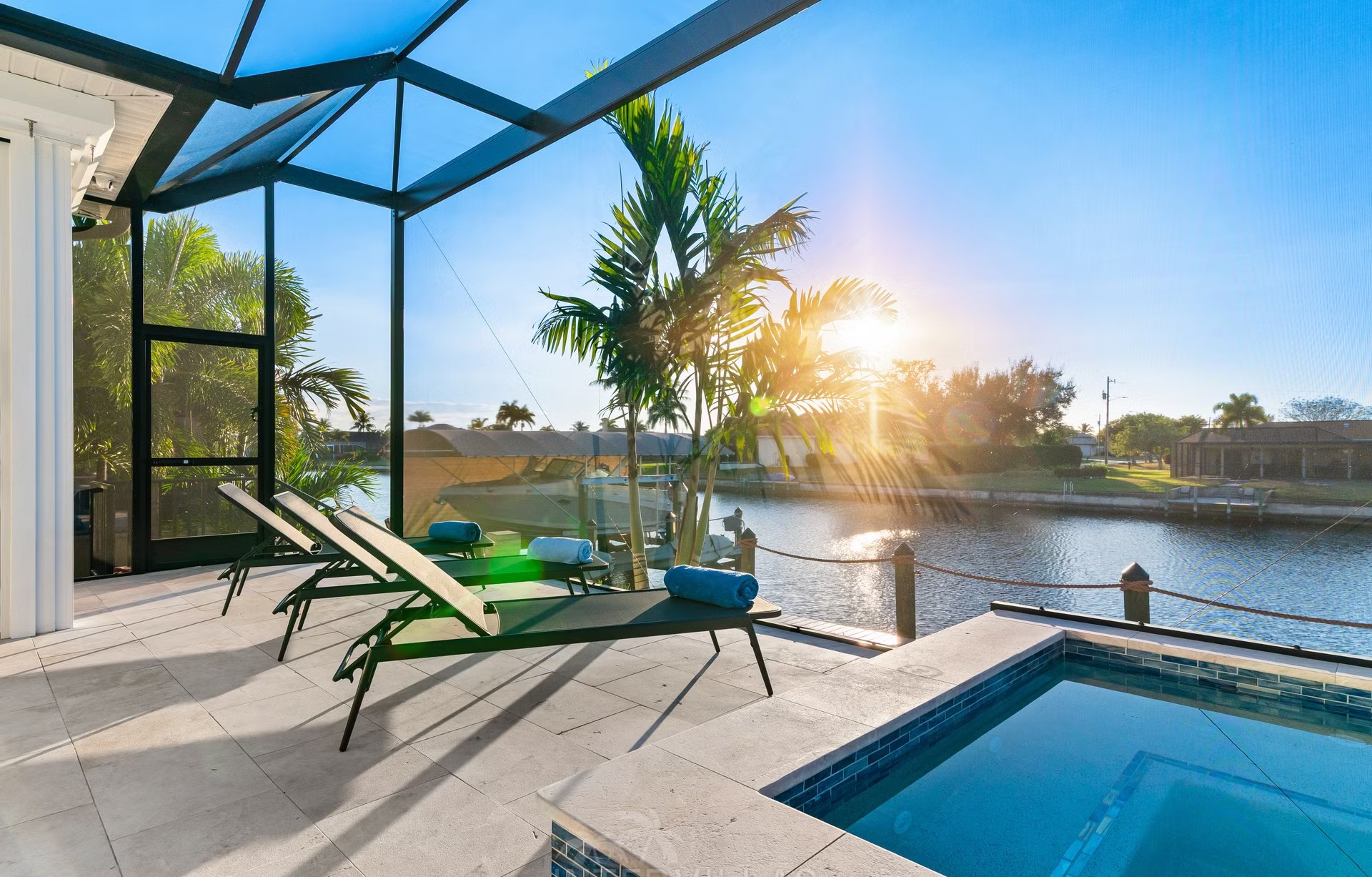 Salzwasserpool und Outdoor-Spa mit Blick auf den Kanal bei Sonnenuntergang.