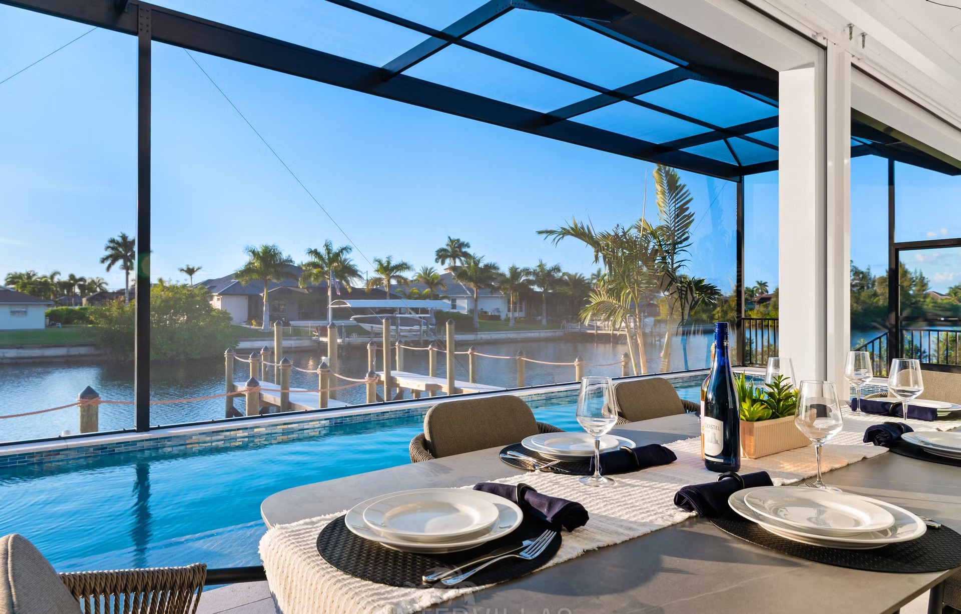 Salzwasserpool und Outdoor-Spa mit Blick auf den Kanal bei Sonnenuntergang.