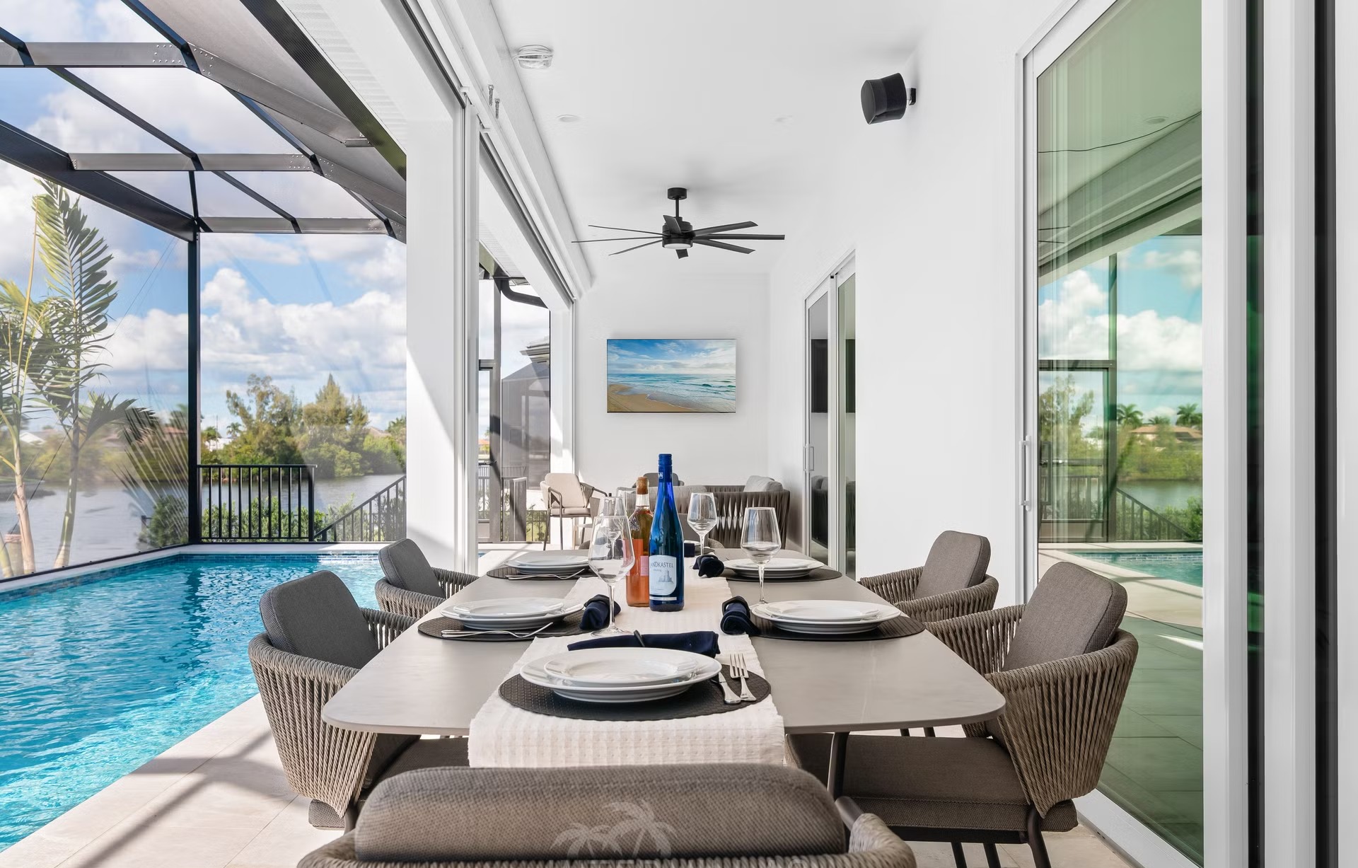 Moderne Waterfront-Villa am Kanal mit Salzwasserpool und Spa.