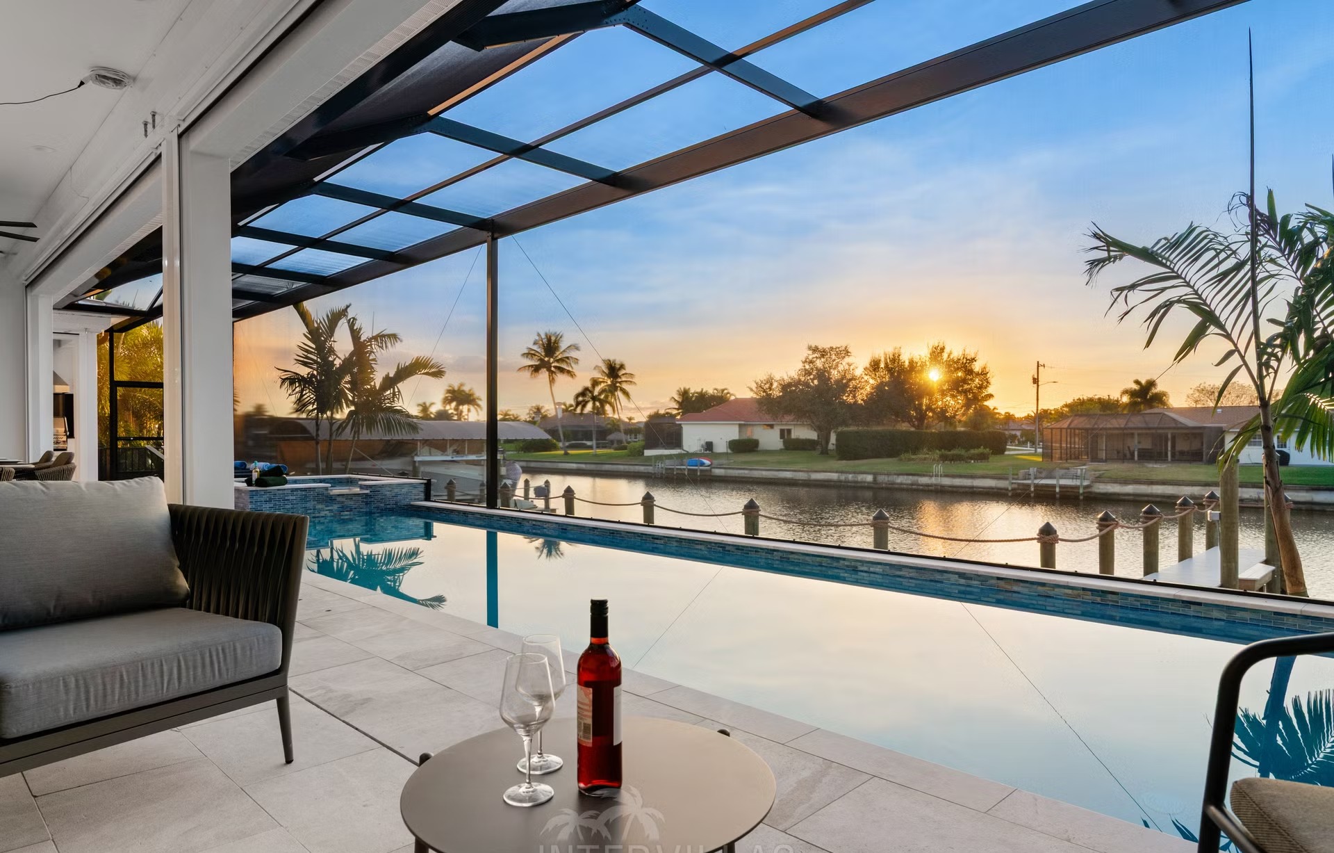 Moderne Villa am Kanal mit Salzwasserpool und Outdoor-Spa.