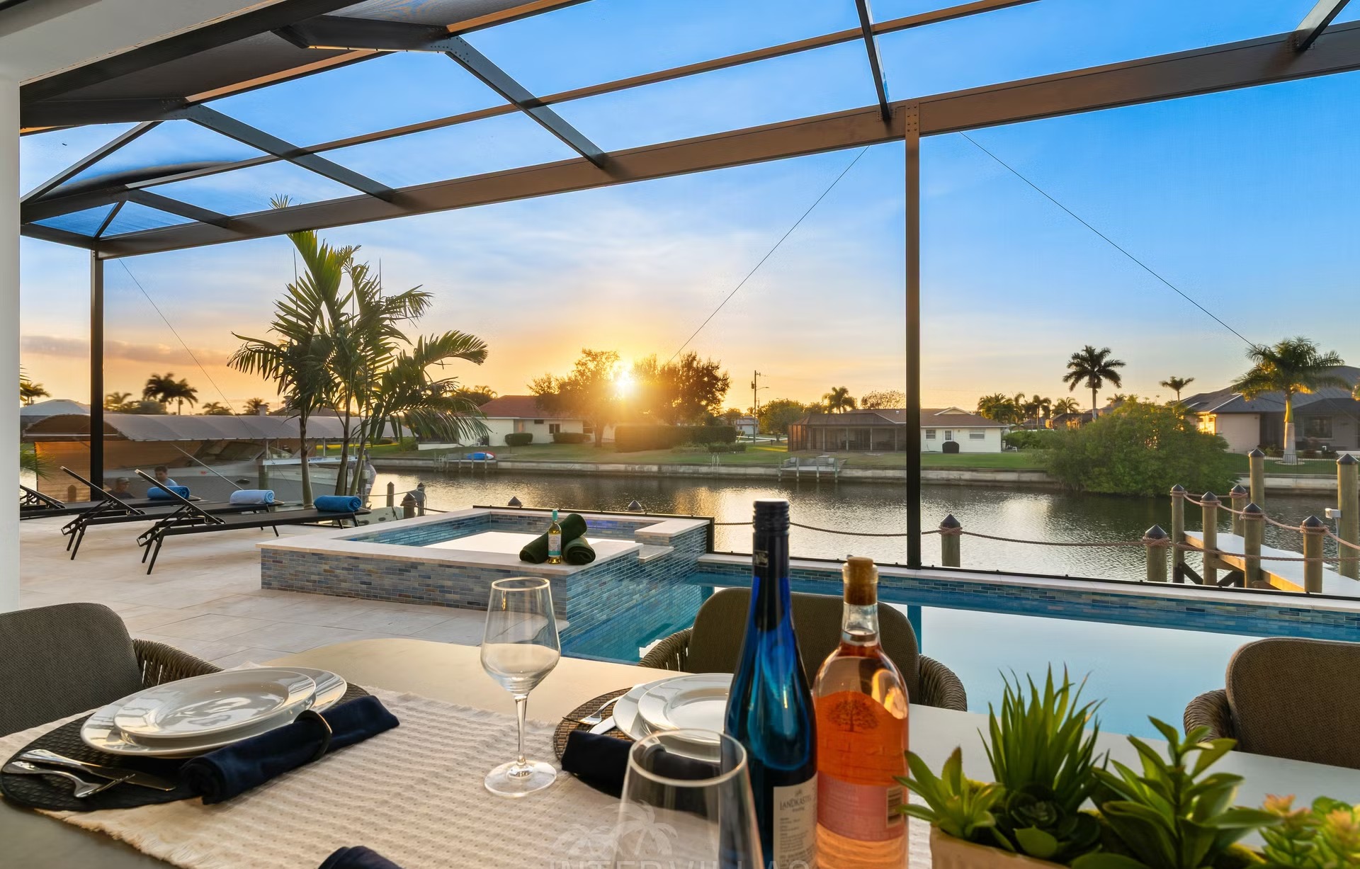 Moderne Villa am Kanal mit Salzwasserpool, Spa und Bootsanlegestelle.