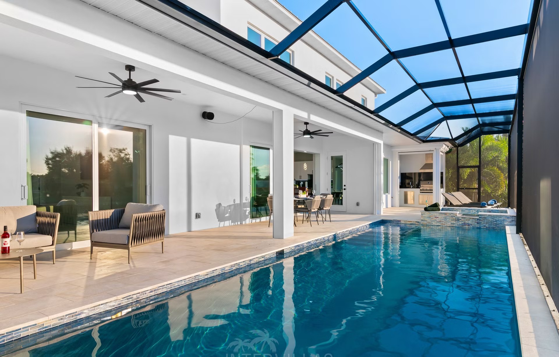 Moderne Waterfront-Villa am Kanal mit Salzwasserpool, Spa und Bootsanlegestelle.